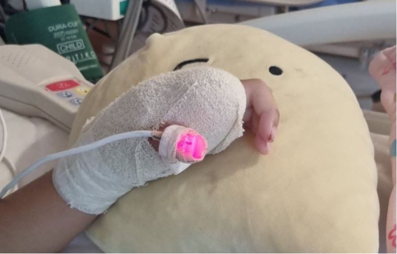 百貨女廁的烘手機無安全隔板，導致女童的左手食指指尖當場被葉片割斷。（翻攝「Nick Matthew Chia」Facebook）