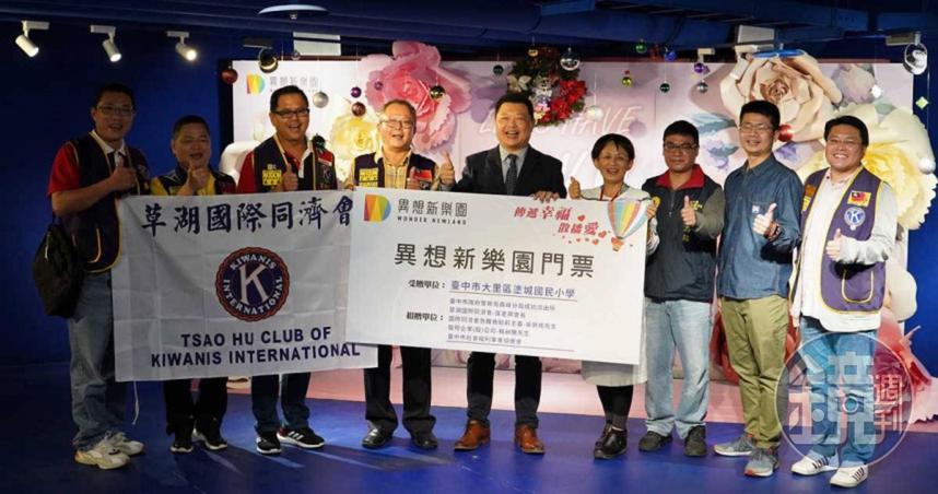 霧峰警分局成功派出所所長黃秉鈞（右2）號召民間企業、社福團體等購買200張異想新樂園門票，在中陽集團商業不動產事業總經理葉家揚（中）見證下，贈予塗城國小特教班，由校長劉淑秋（右4）代表受贈。（讀者提供）