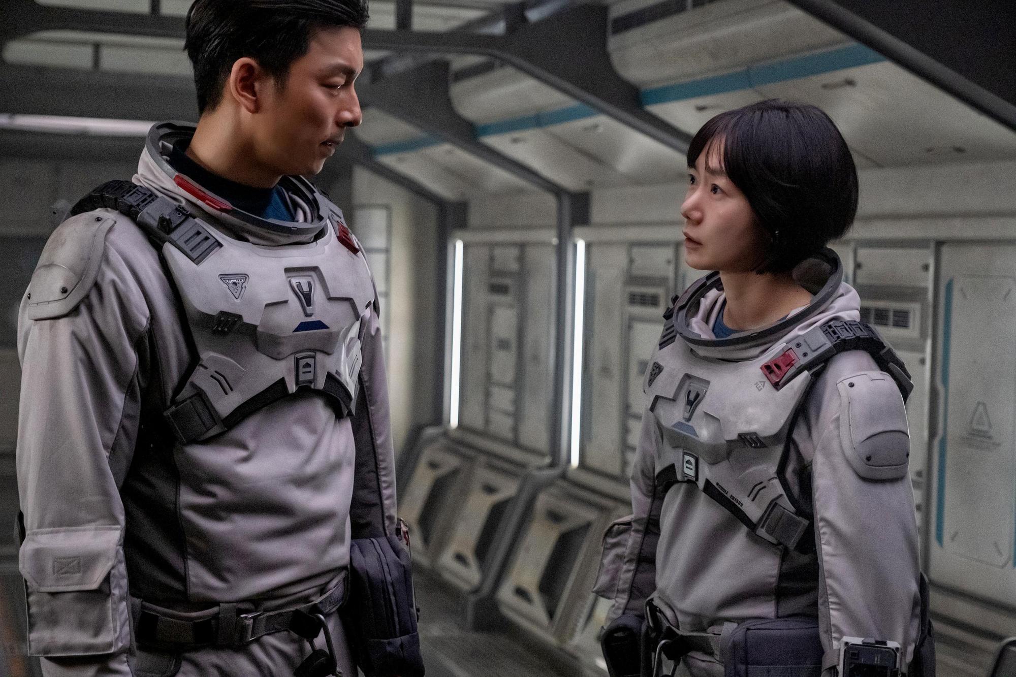 孔劉與裴斗娜主演《寧靜海》將於12/24上線Netflix。(Netflix提供)