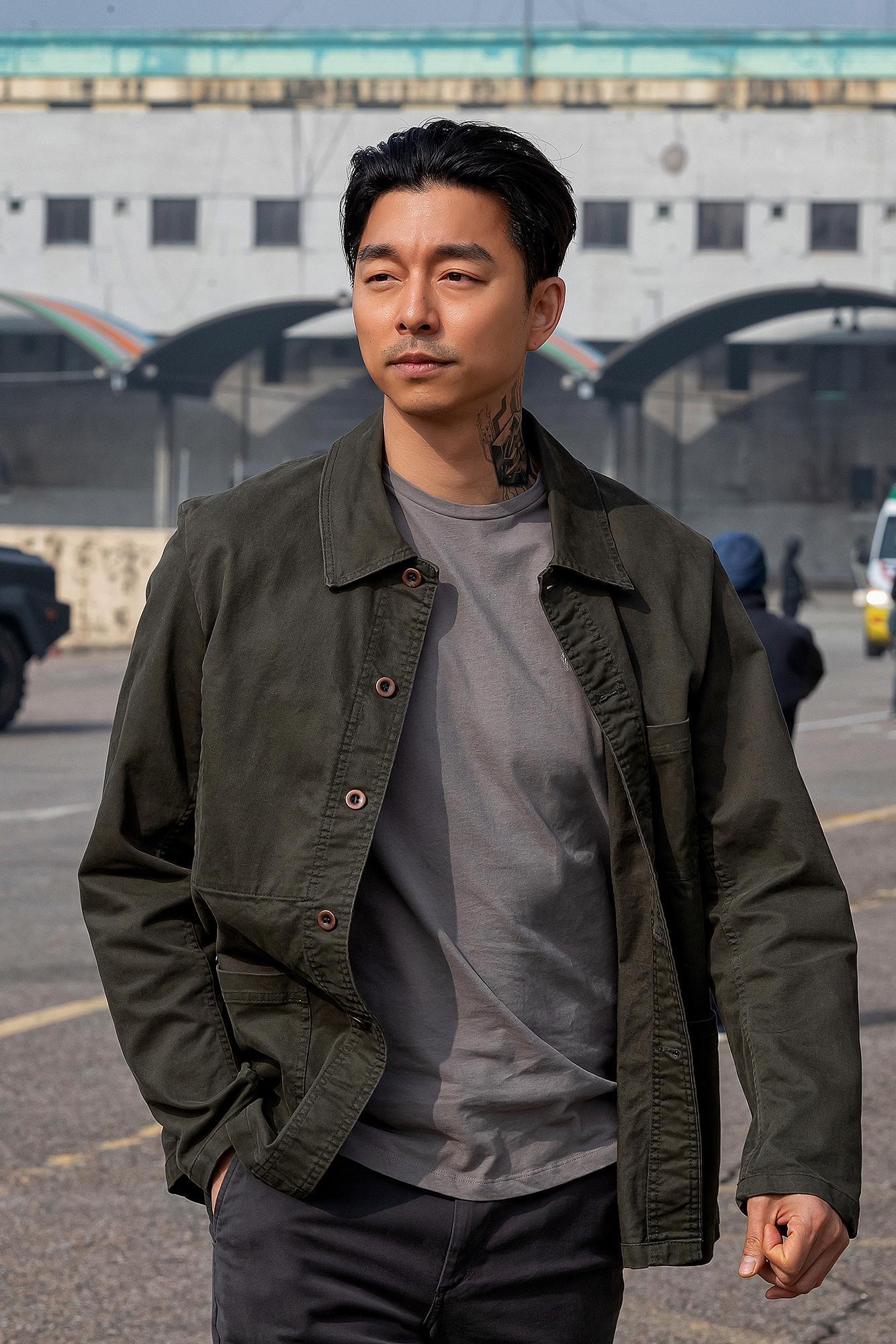 孔劉一改以往暖男形象,不但為《寧靜海》曬黑,還在脖子加了刺青,Man味加倍。(Netflix提供)
