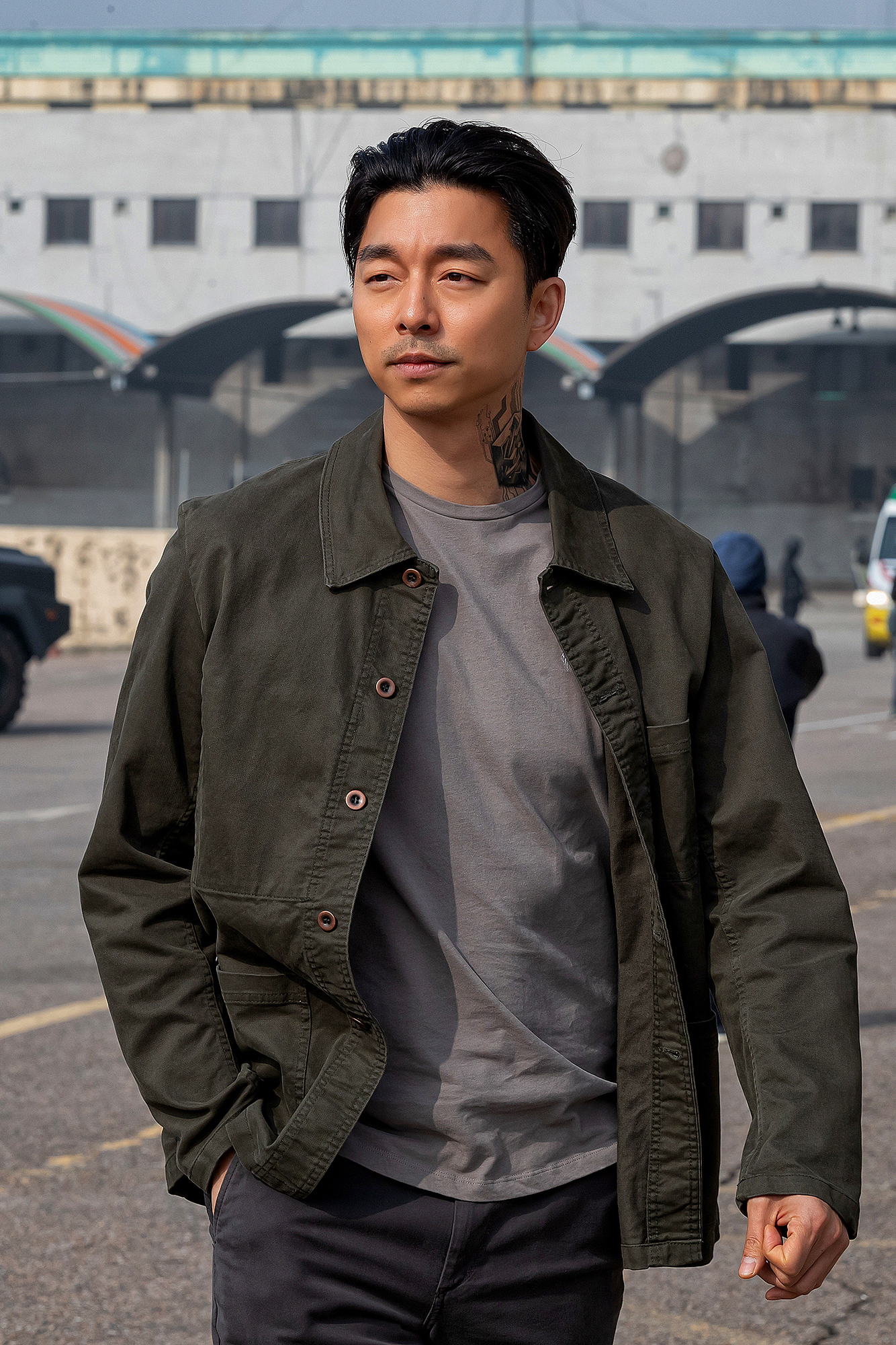 孔劉一改以往暖男形象，不但為《寧靜海》曬黑，還在脖子加了刺青，Man味加倍。（Netflix提供）