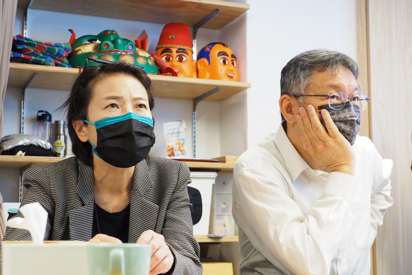 柯文哲（右）認為，下屆台北市長選舉，身旁的黃珊珊（左）為目前最合適人選。（翻攝自柯文哲臉書）