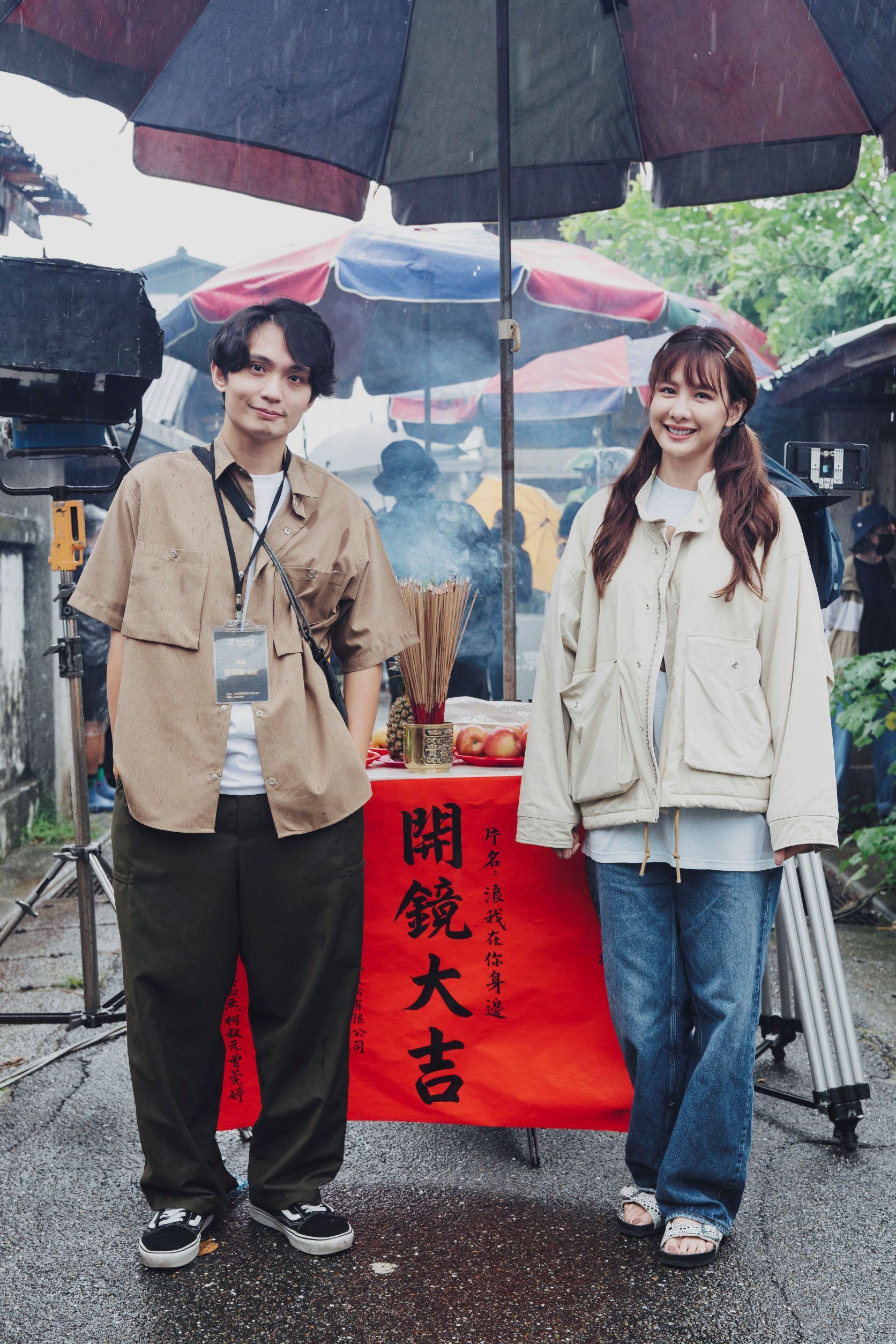 導演殷振豪和安心亞為新戲開鏡。(浪LIVE提供)