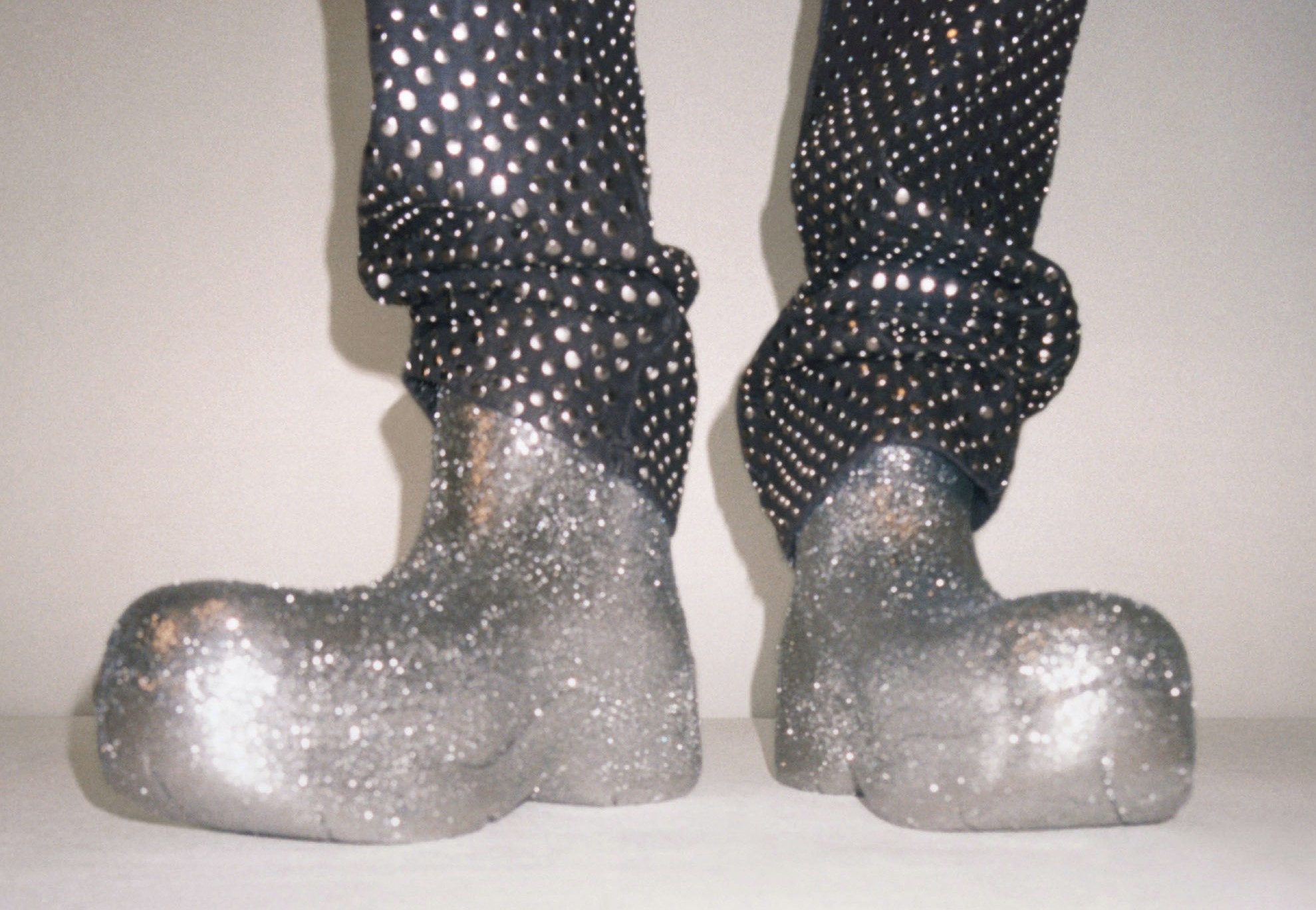 BV在耶誕節裡，推出了金屬銀色與噴泉綠色的限量商品。（BOTTEGA VENETA提供）