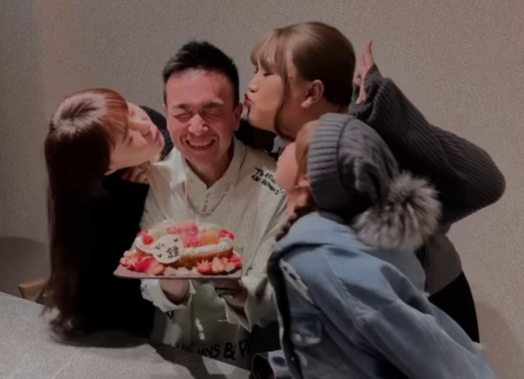 林莎、元元、黃小愛一起為小鐘慶生獻吻。（翻攝自小鐘IG）