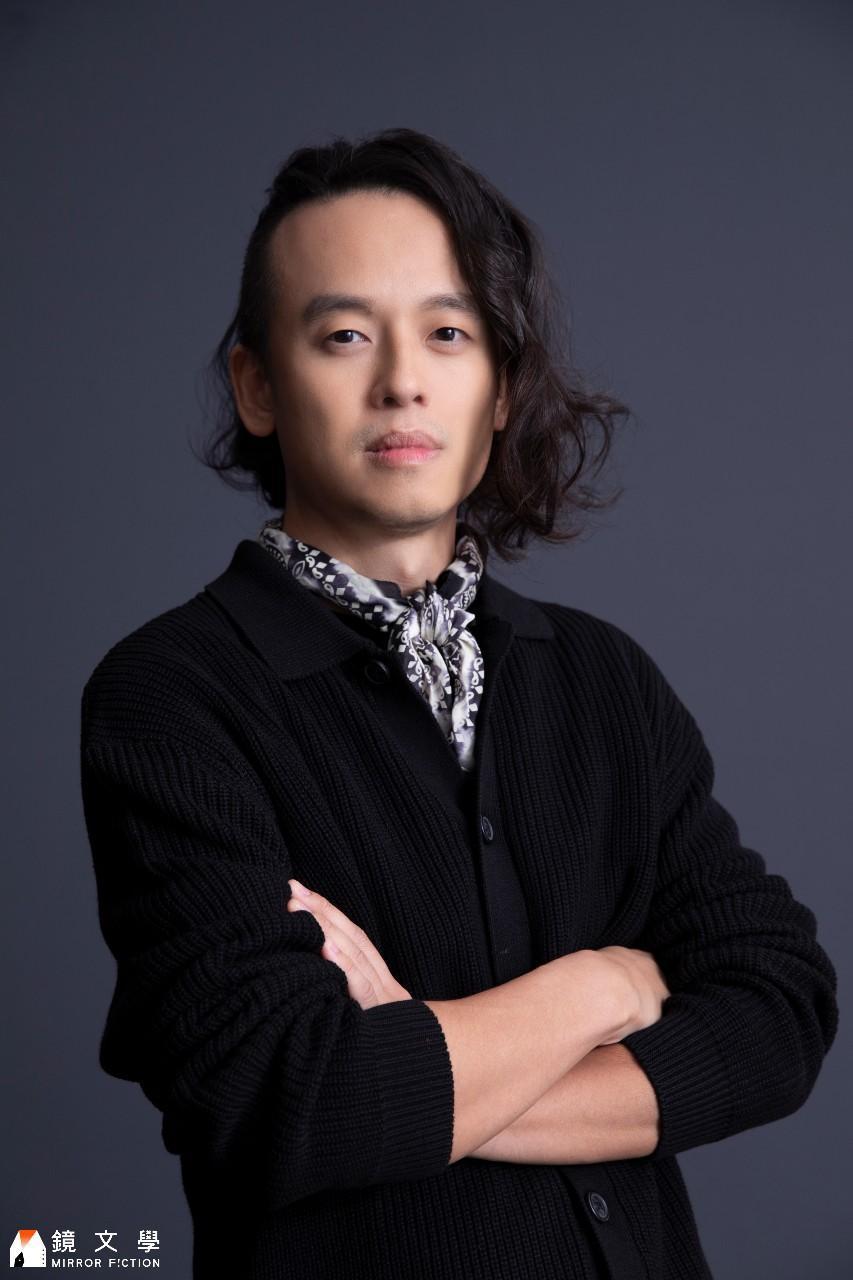 唐福睿說自己沒有想當大律師，所以對法律沒有太多失望，然而他筆下的律師主角仍燃燒理想，奮力一搏。他曾用「不施霹靂手段，難顯菩薩心腸」形容角色，我覺得也是他個人的投射。（鏡文學提供）