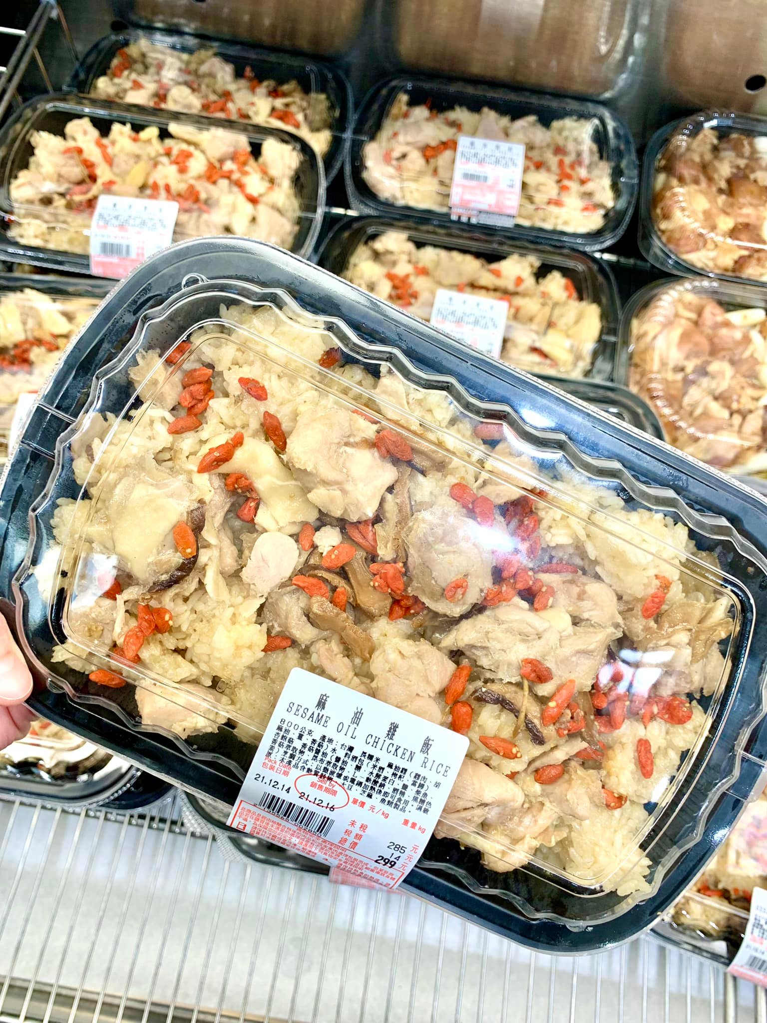 好市多開賣冬令進補美食「麻油雞飯」，一大盒的份量只要299元。（翻攝自Costco好市多 商品經驗老實說臉書社團）