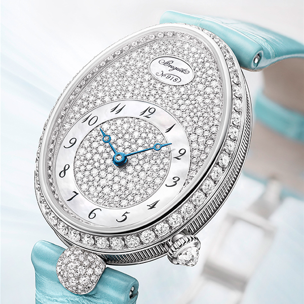 Reine de Naples 8938鑽錶是寶璣今年的女錶新作，滿鑽的雪花鑲嵌搭配天藍色錶帶，在輕盈的色調中加入繽紛的華麗感。
