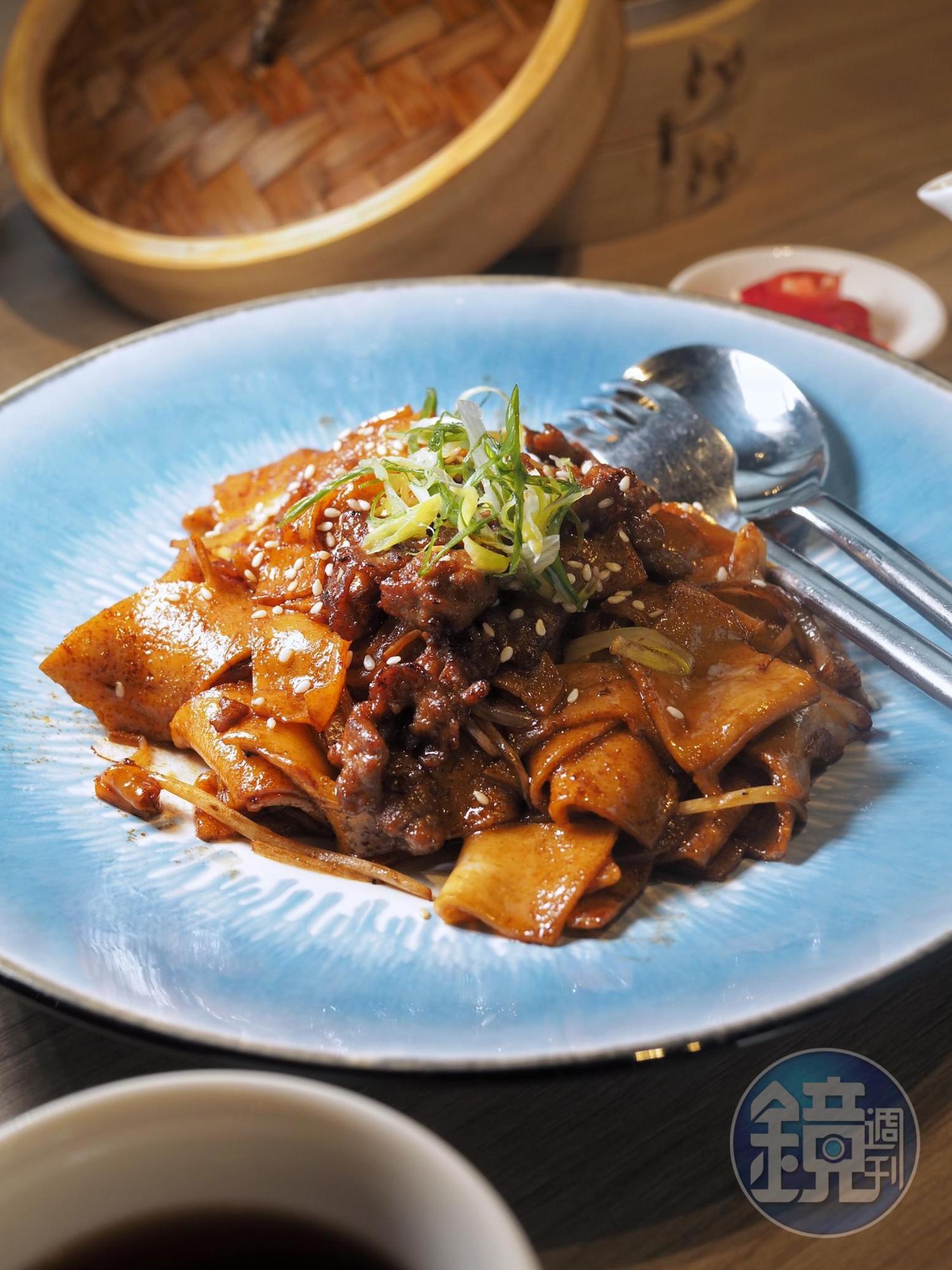 「乾炒牛河」鑊氣足,醬香鹹甘,牛肉滑嫩。(320元/份)