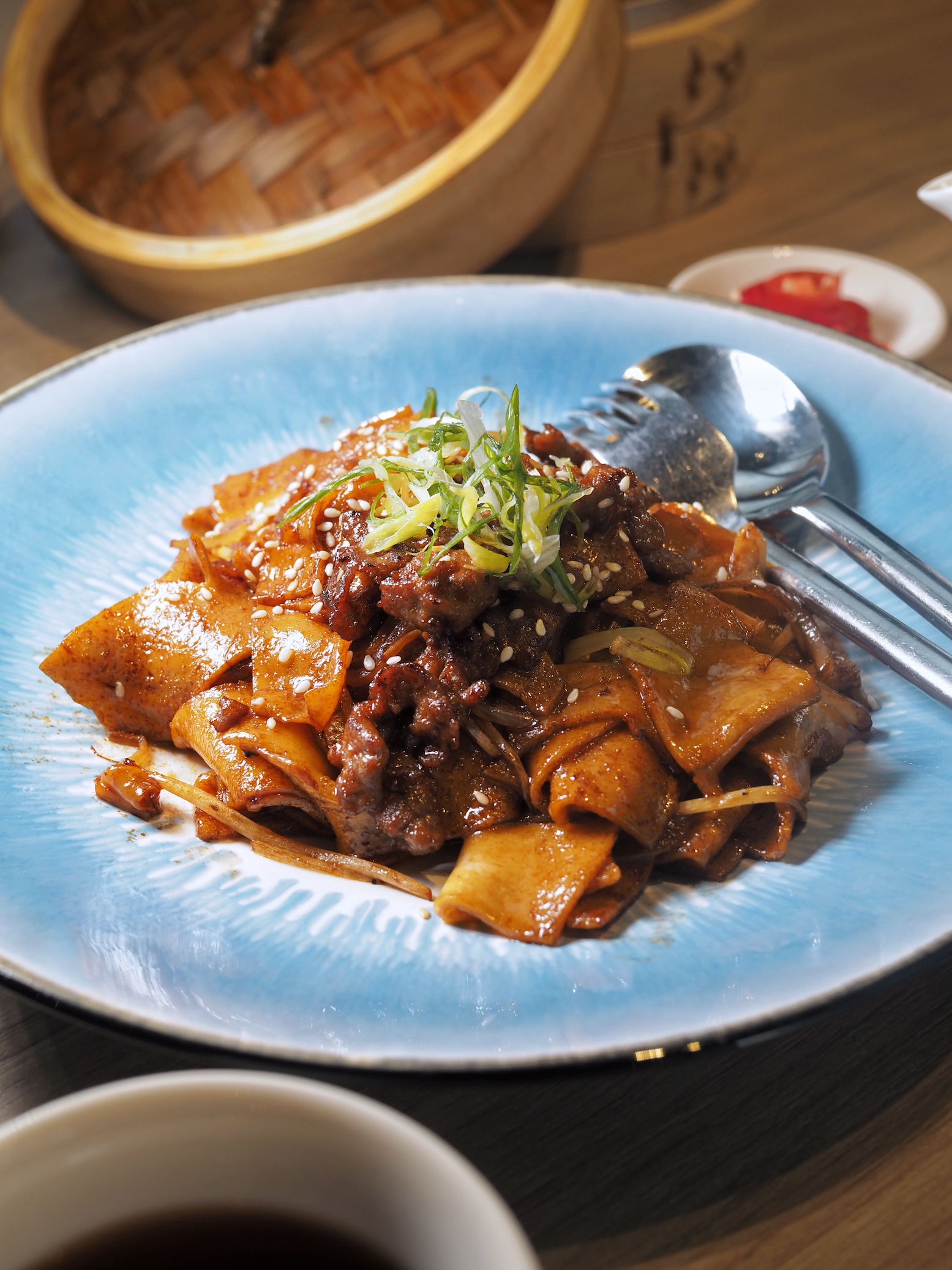 「乾炒牛河」鑊氣足，醬香鹹甘，牛肉滑嫩。（320元／份）
