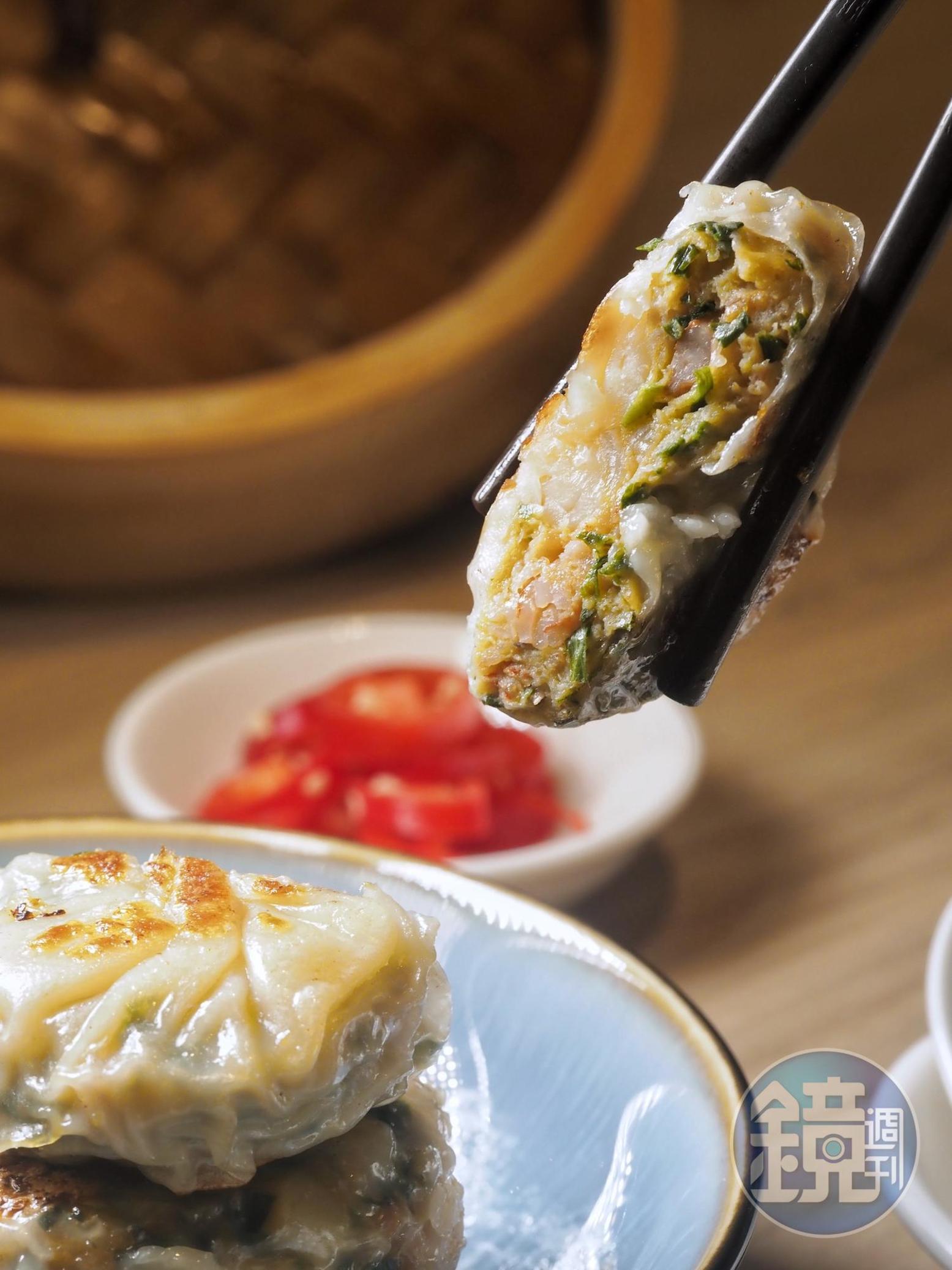 「香煎韭菜餅」有如迷你生煎,麵皮極薄,包著Q彈多汁的蝦餡。(138元/份)