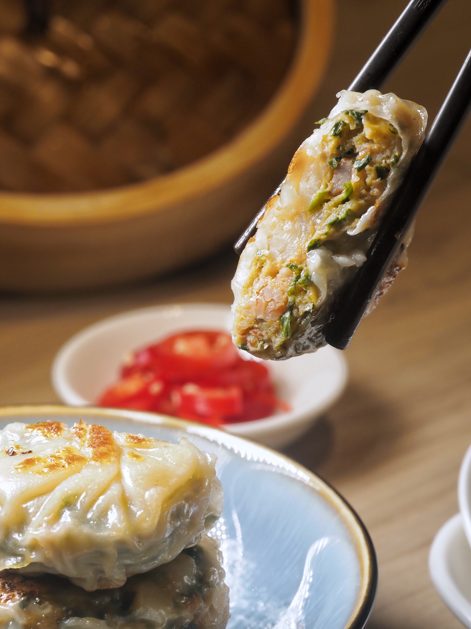 「香煎韭菜餅」有如迷你生煎，麵皮極薄，包著Q彈多汁的蝦餡。（138元／份）