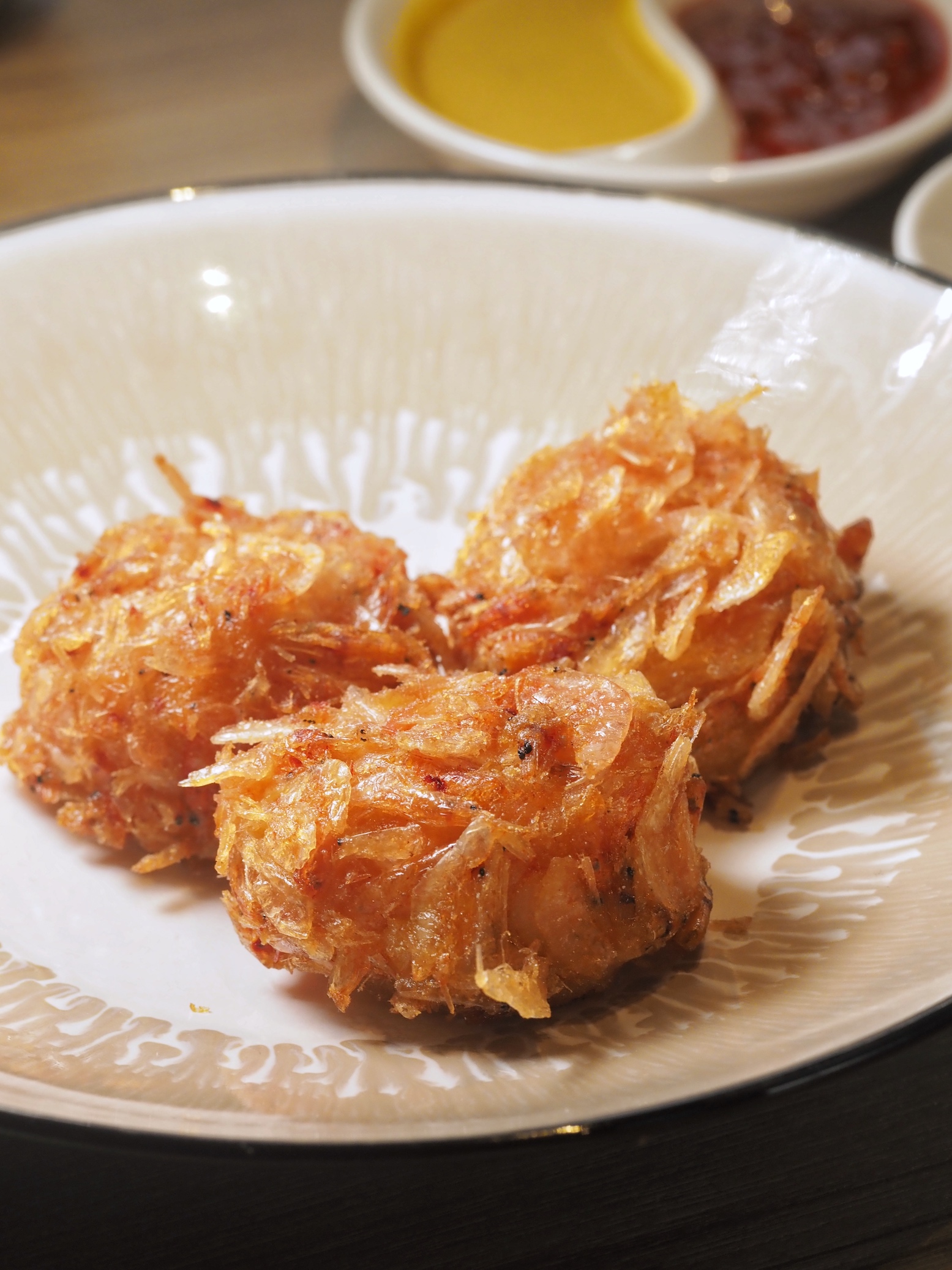  「芙蓉櫻花蝦餅」是以櫻花蝦拌雞蛋豆腐製成，外酥內滑，鎖著滿滿海味。（148元／份）