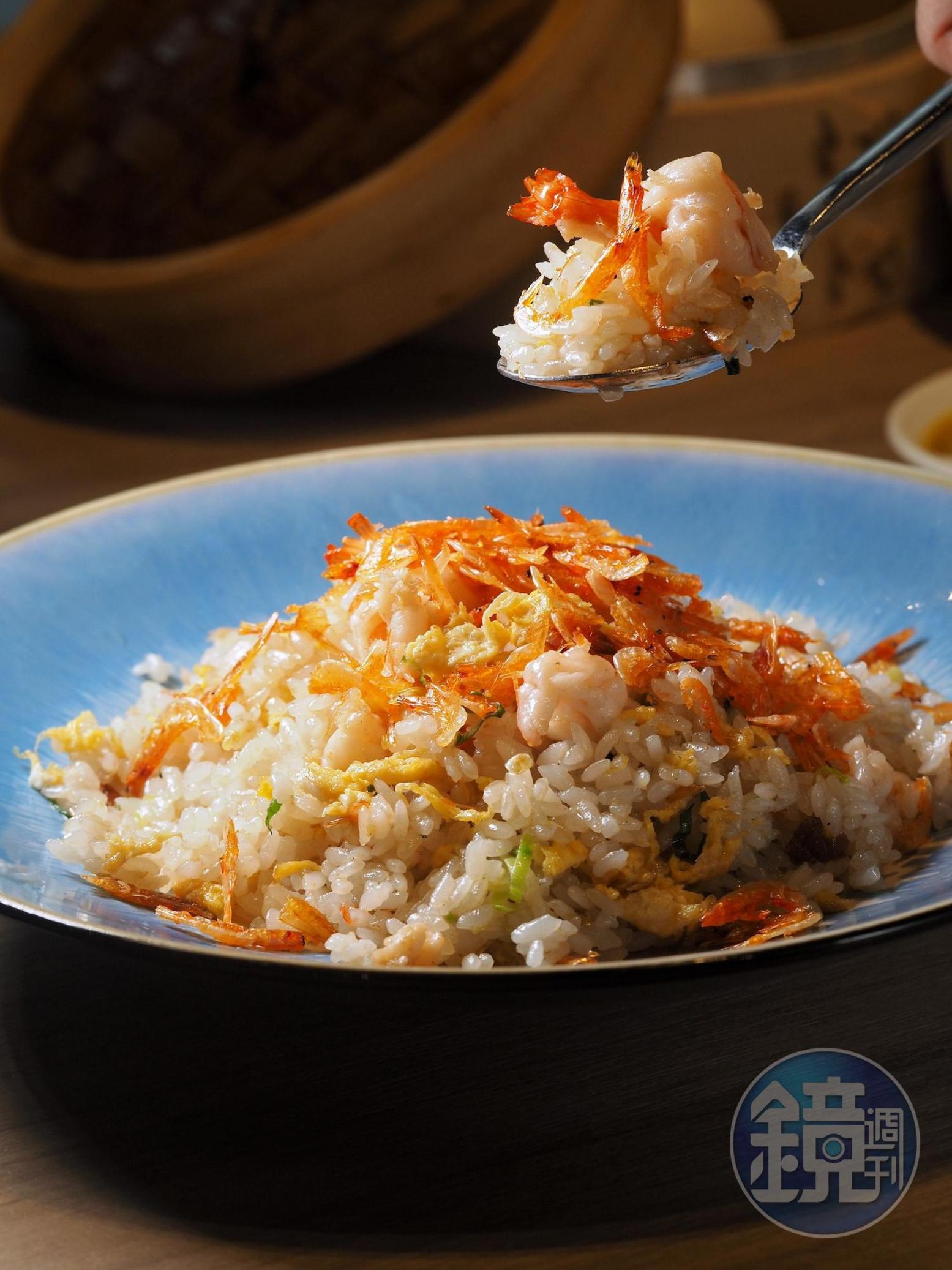 「櫻花蝦鮮蝦炒飯」用台灣米炒出不輸絲苗米的鬆爽,並加入蝦油呼應兩種蝦的鮮香。(320元/份)