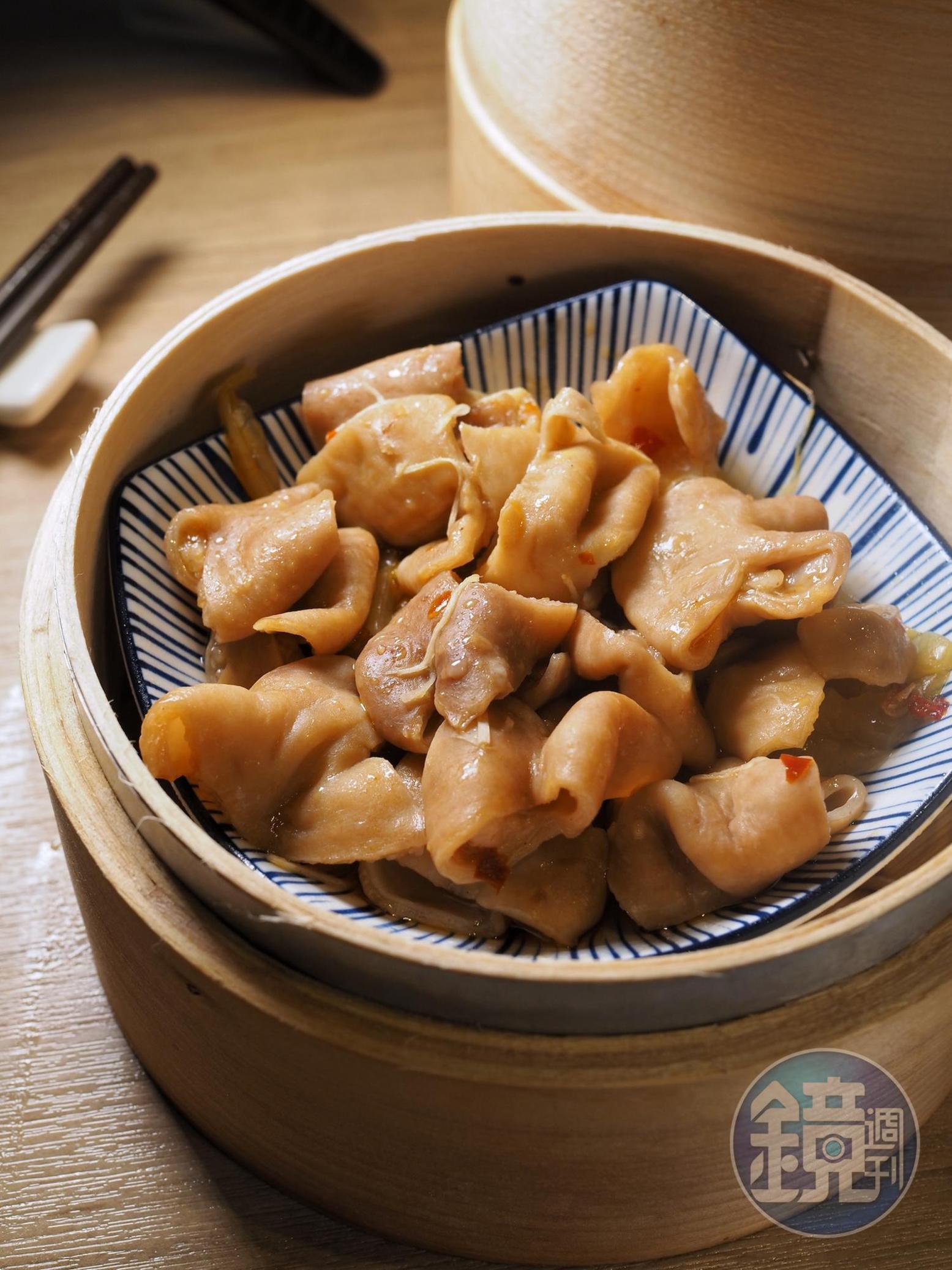 「酸菜肥大腸」處理得當,大腸不腥不膩口,讓人一口接一口。(128元/籠)
