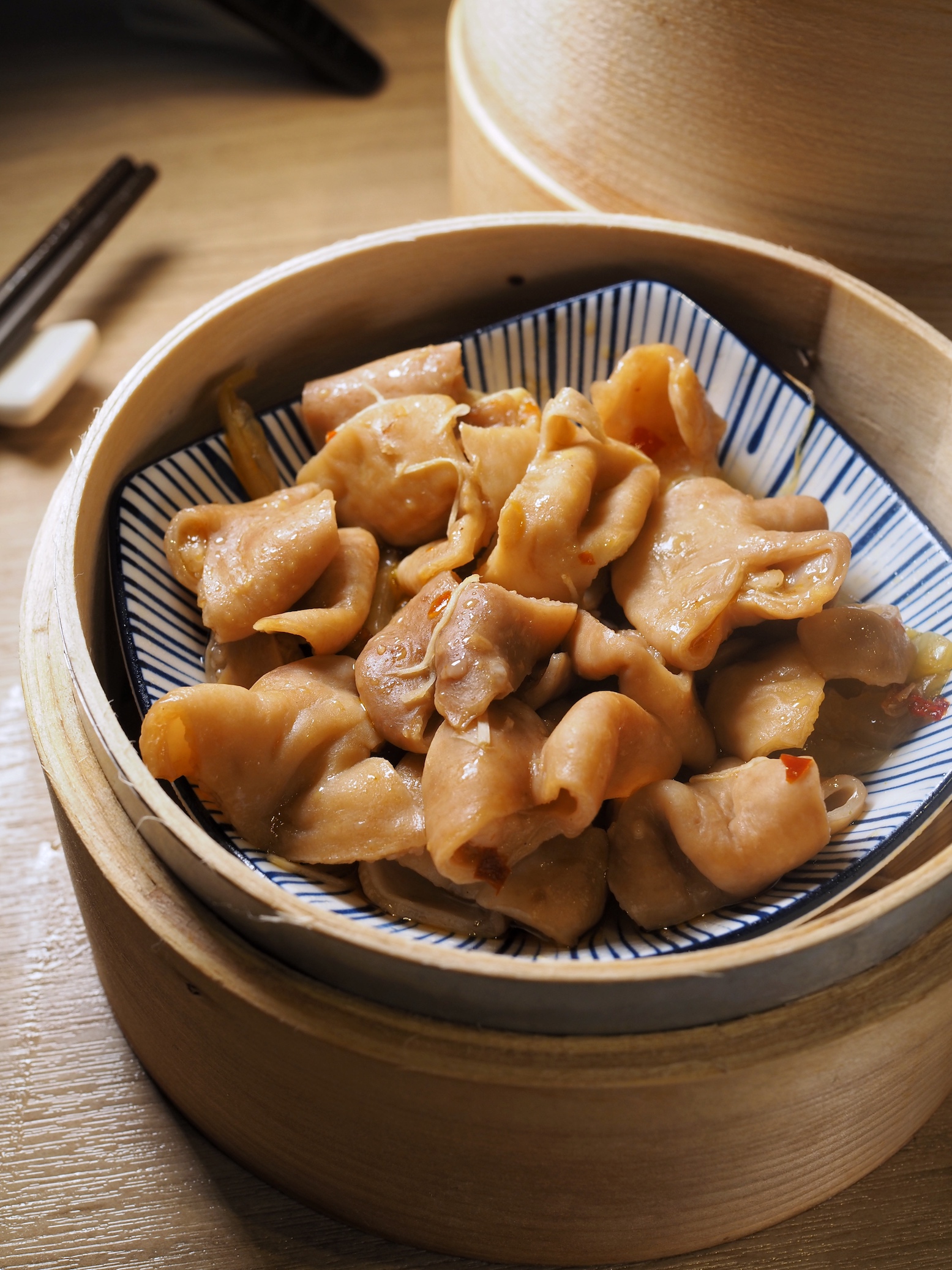 「酸菜肥大腸」處理得當，大腸不腥不膩口，讓人一口接一口。（128元／籠）