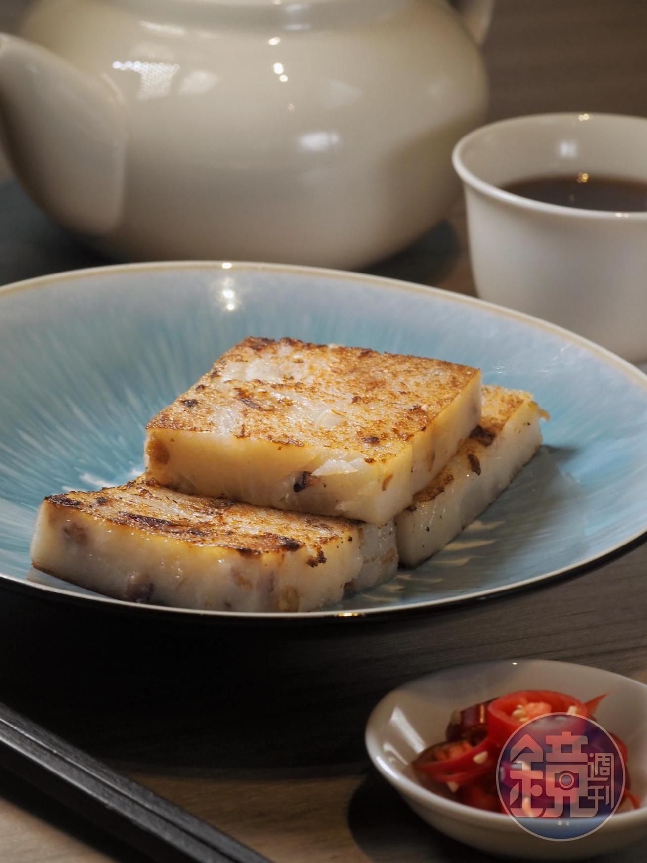 「臘味蘿蔔糕」吃得到大塊蘿蔔角,臘味鹹香沁入糕體,不蘸醬也頗有味。(88元/份)
