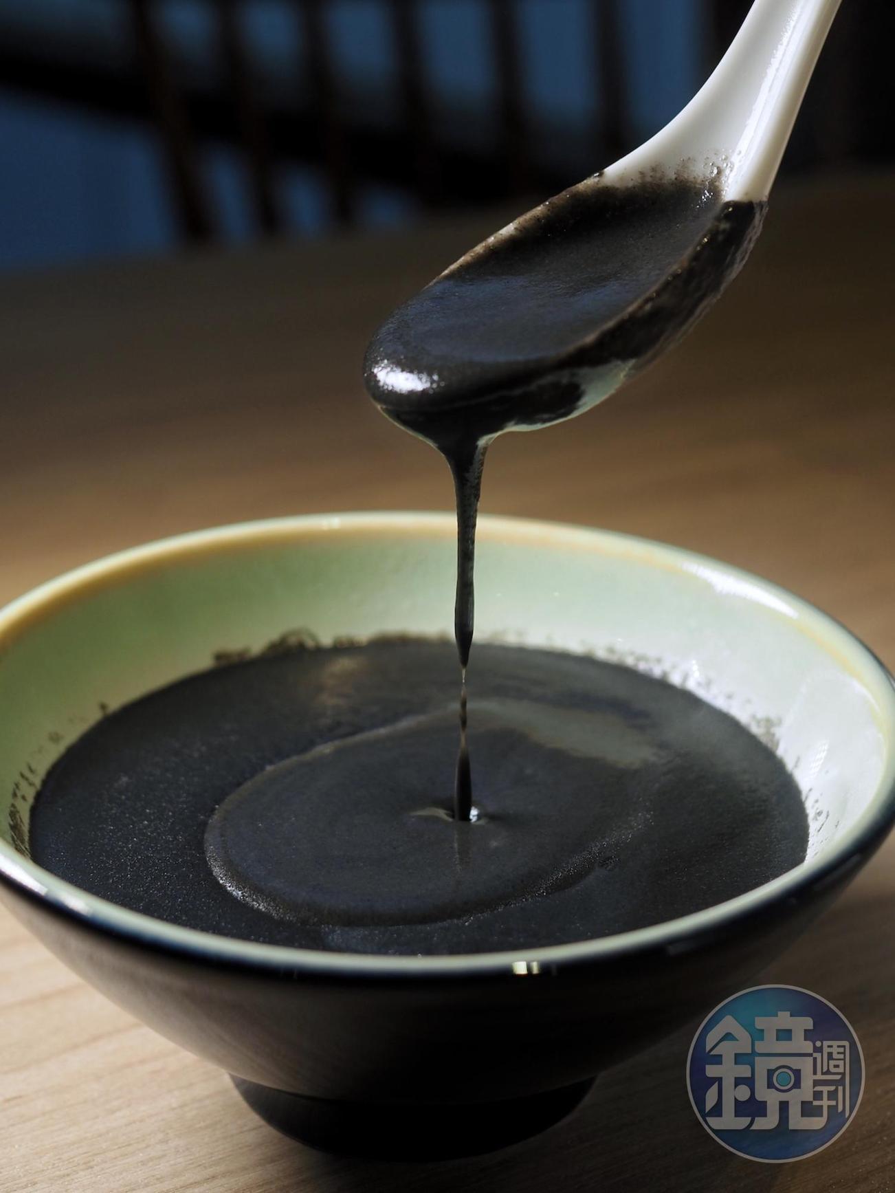 飯後還可來份港式甜品,「香滑芝麻糊」研磨極細,沒有卡喉感。(108元/碗)