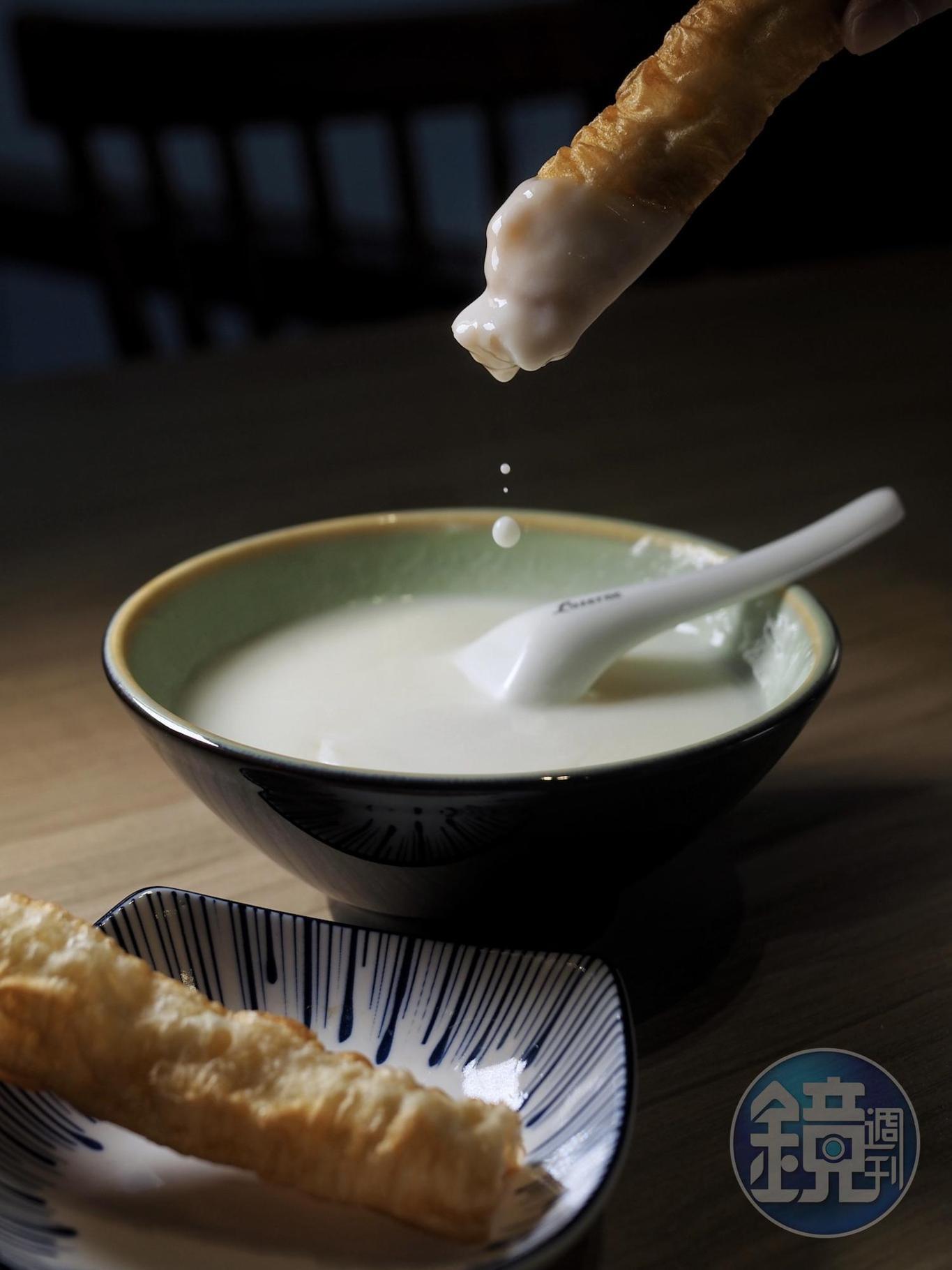 「香滑杏仁露」是走杏仁味重的古早味路線,愛不愛它見仁見智,但基底以米漿增稠,爽滑細膩。(108元/碗)