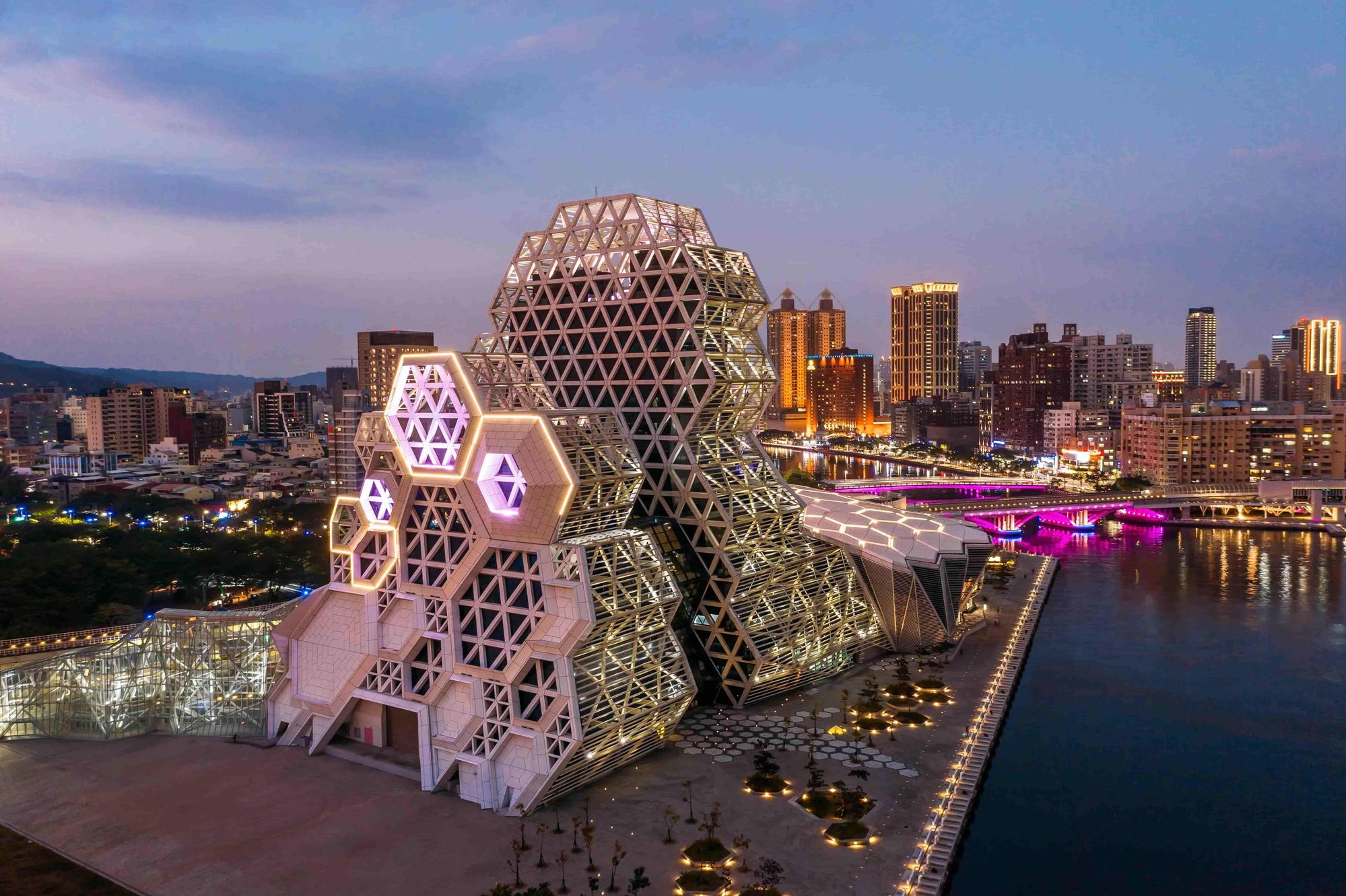 智慧控制燈光系統整合高流建築燈光,搭配節慶活動進行燈光展演。(高雄市政府提供)