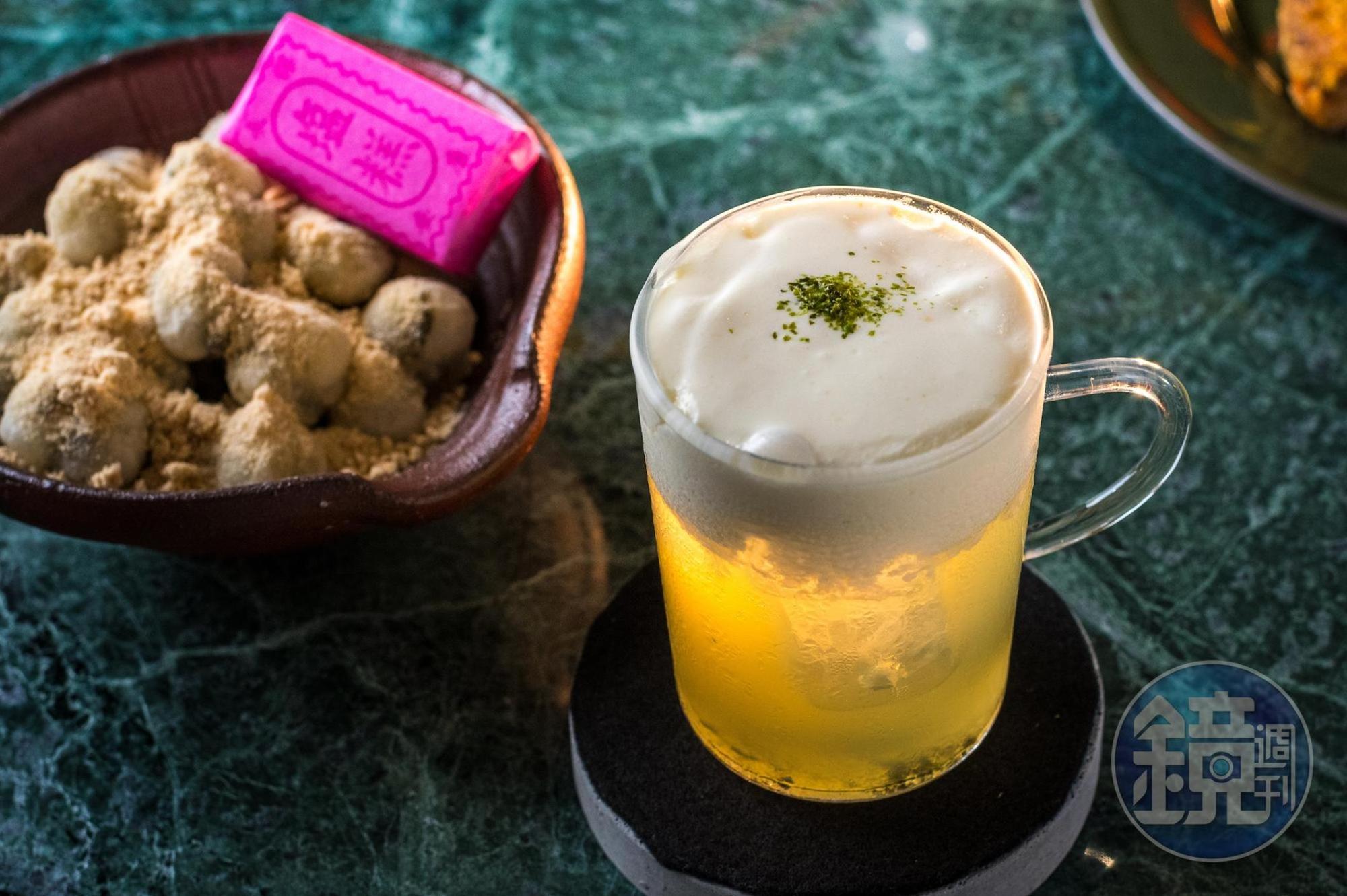 「茶之本」（380元／杯）琴酒、綠茶、紫蘇為清爽基底，帶有鹹香的柚子起司奶蓋，搭配甜滋滋「台南人的炸湯圓」（180元／份）。
