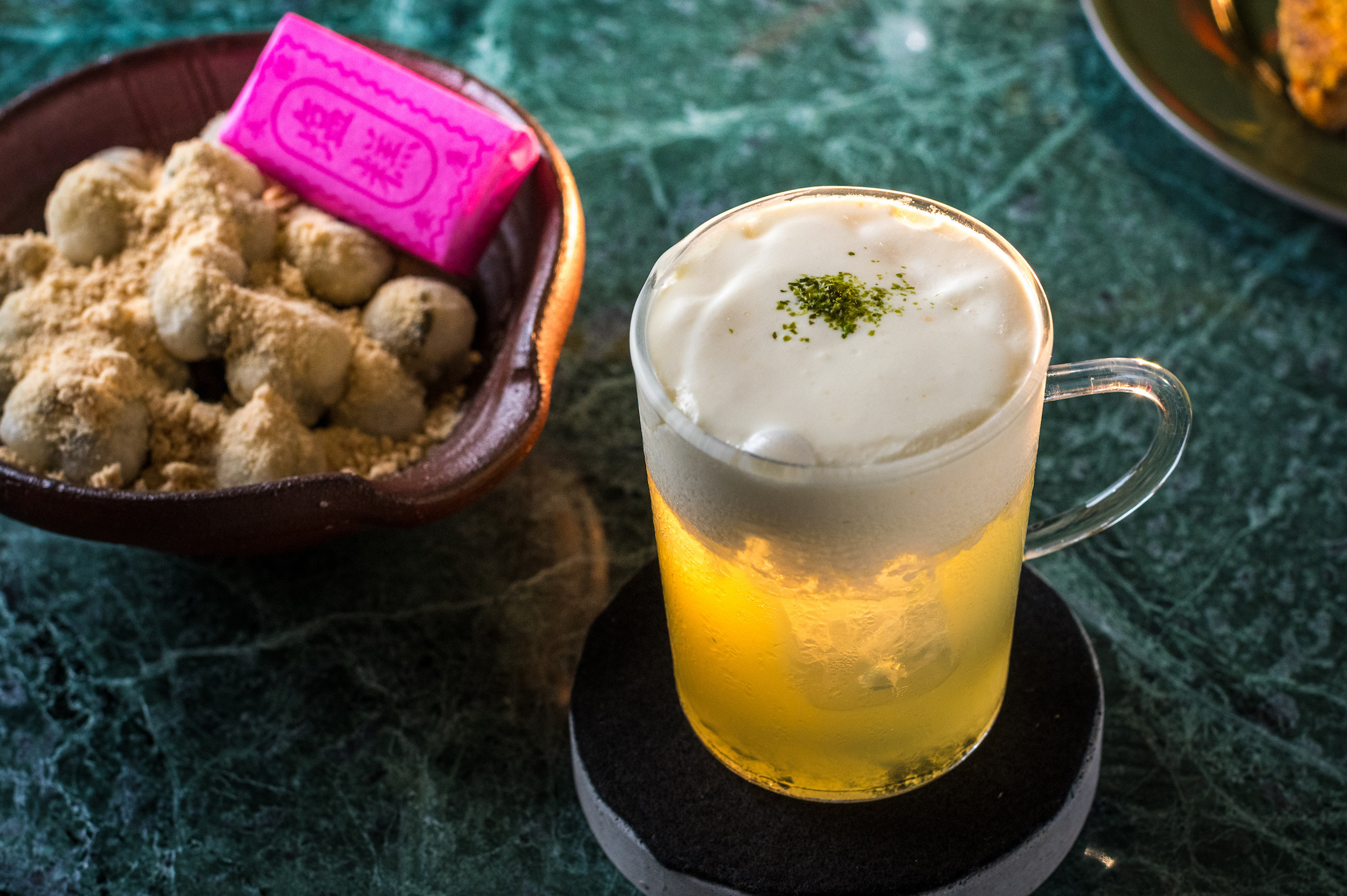 「茶之本」（380元／杯）琴酒、綠茶、紫蘇為清爽基底，帶有鹹香的柚子起司奶蓋，搭配甜滋滋「台南人的炸湯圓」（180元／份）。