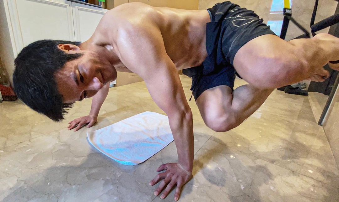 王力宏今年已45歲了!卻保養得宜,勤練身材,維持肌肉人的身材。(翻攝自王力宏IG)