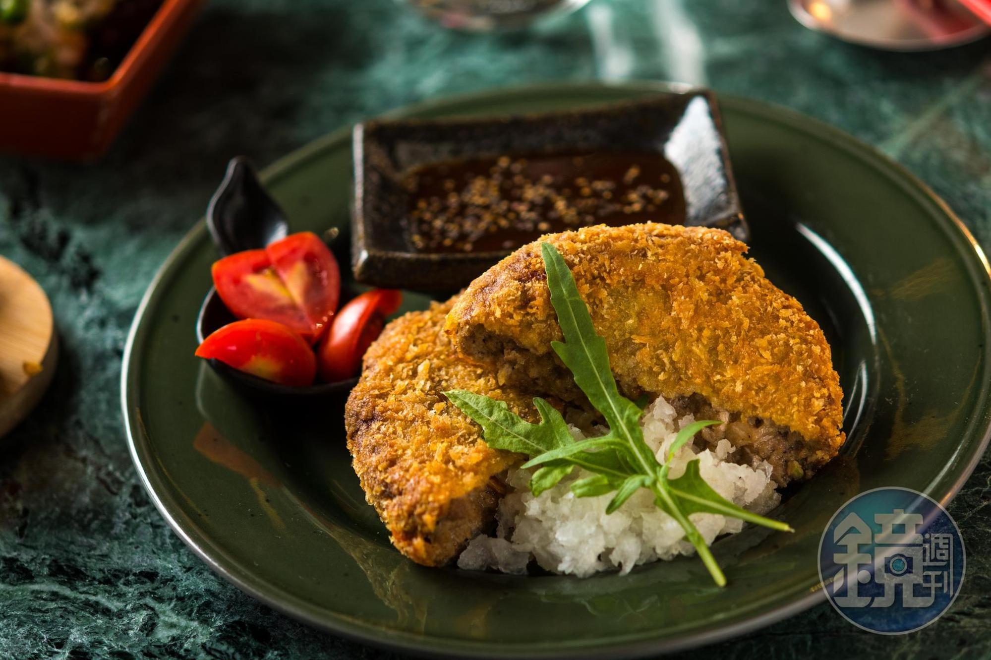 「臭豆腐漢堡排」將臭豆腐風味和進絞肉中，搭配蘋果牛汁加紅味噌淋醬，曾登上日本電視節目。（280元／份）