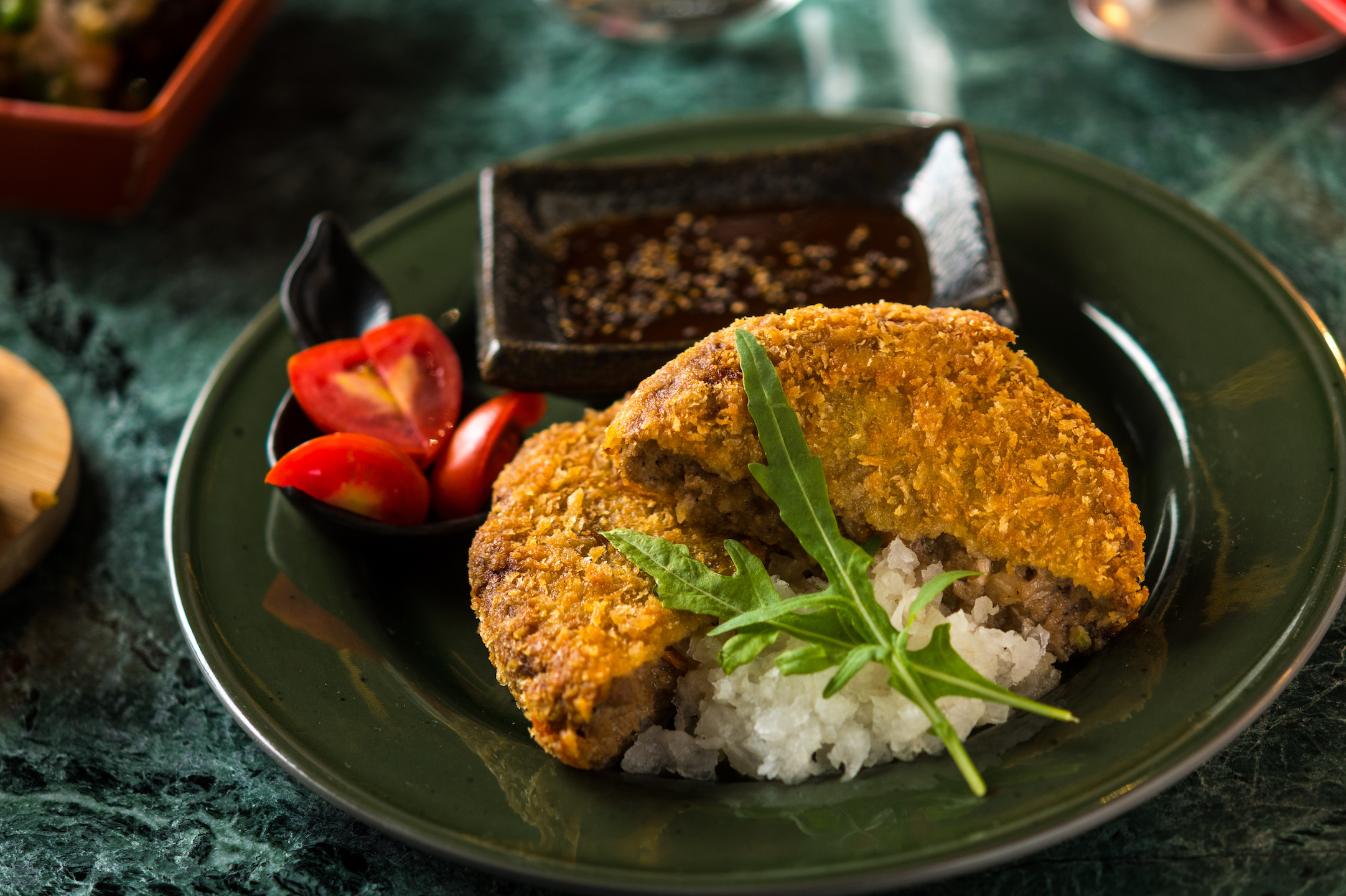 「臭豆腐漢堡排」將臭豆腐風味和進絞肉中，搭配蘋果牛汁加紅味噌淋醬，曾登上日本電視節目。（280元／份）