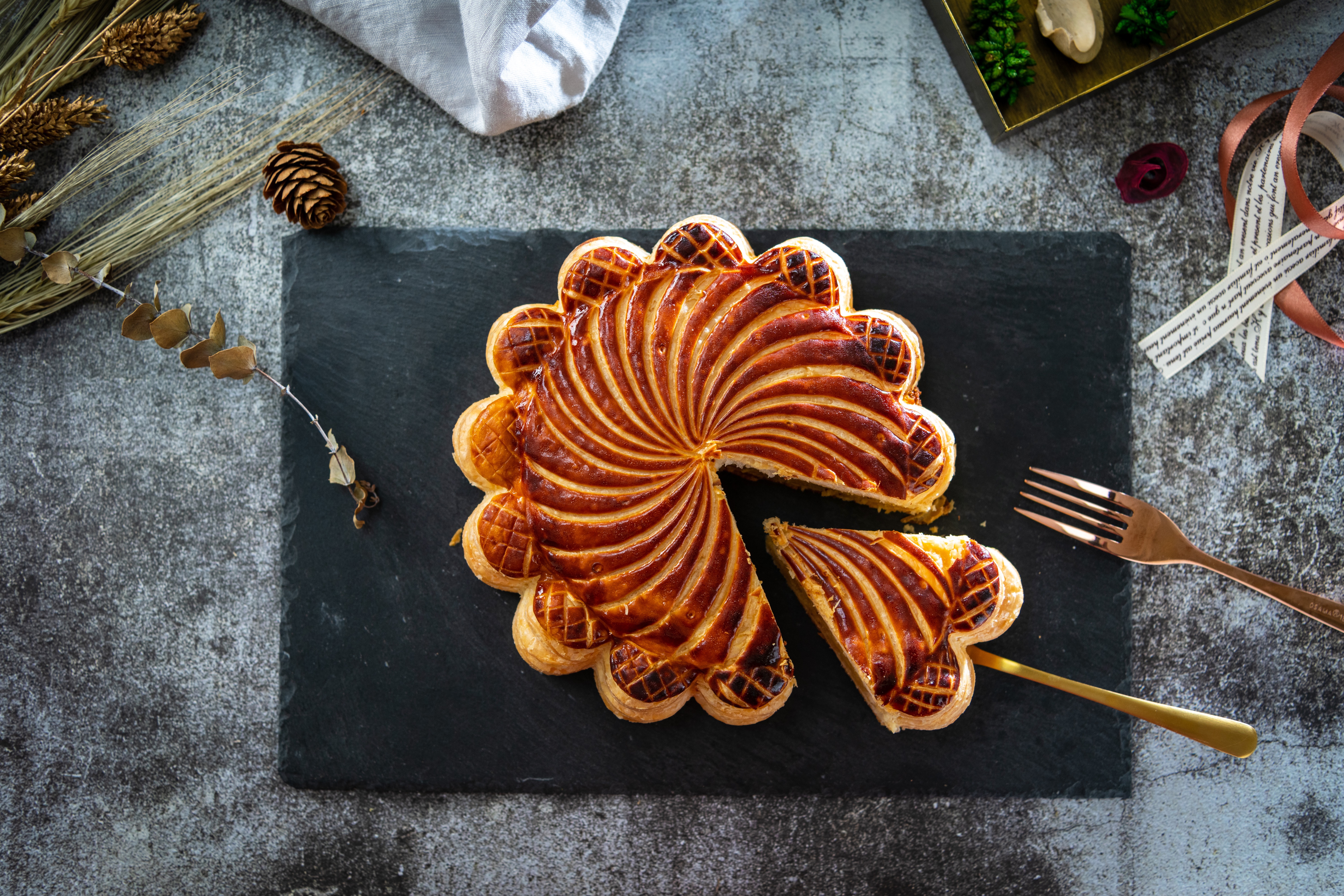 季節限定「經典西西里國王餅（花型）」內餡是經典杏仁卡士達奶蛋餡。（850元／個）（瑞莎塔烘焙坊提供）