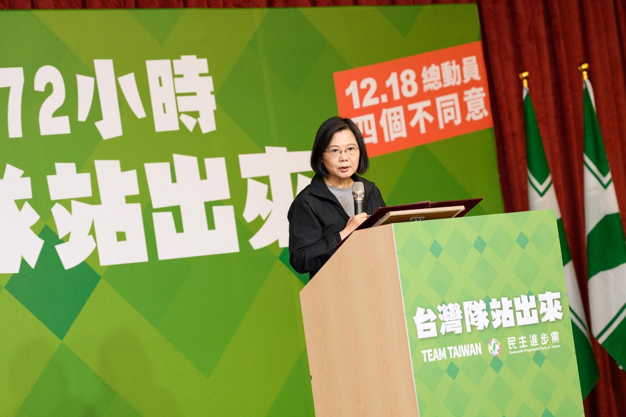 民進黨中常會移師高雄舉行，由兼任黨主席的總統蔡英文率領。（民進黨提供）
