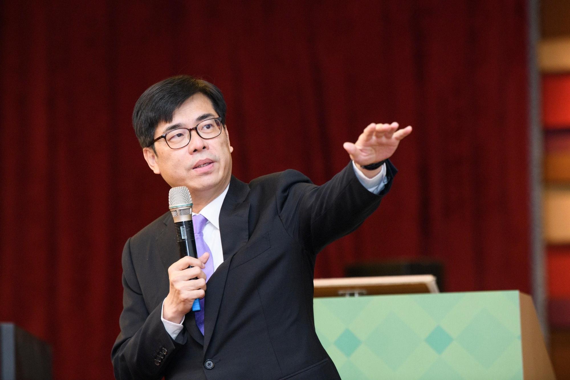 高雄市長陳其邁賣力督軍公投，希望高雄衝出高票，彌補北部也許較為分裂投票的情況。（民進黨提供）