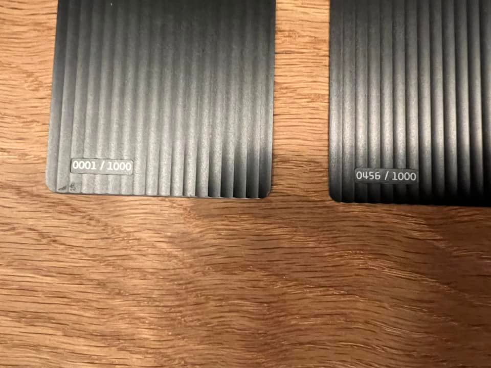 丁太暎公開自己和李政宰的黑卡,分別為001號和0456號。(翻攝自丁太暎FB)