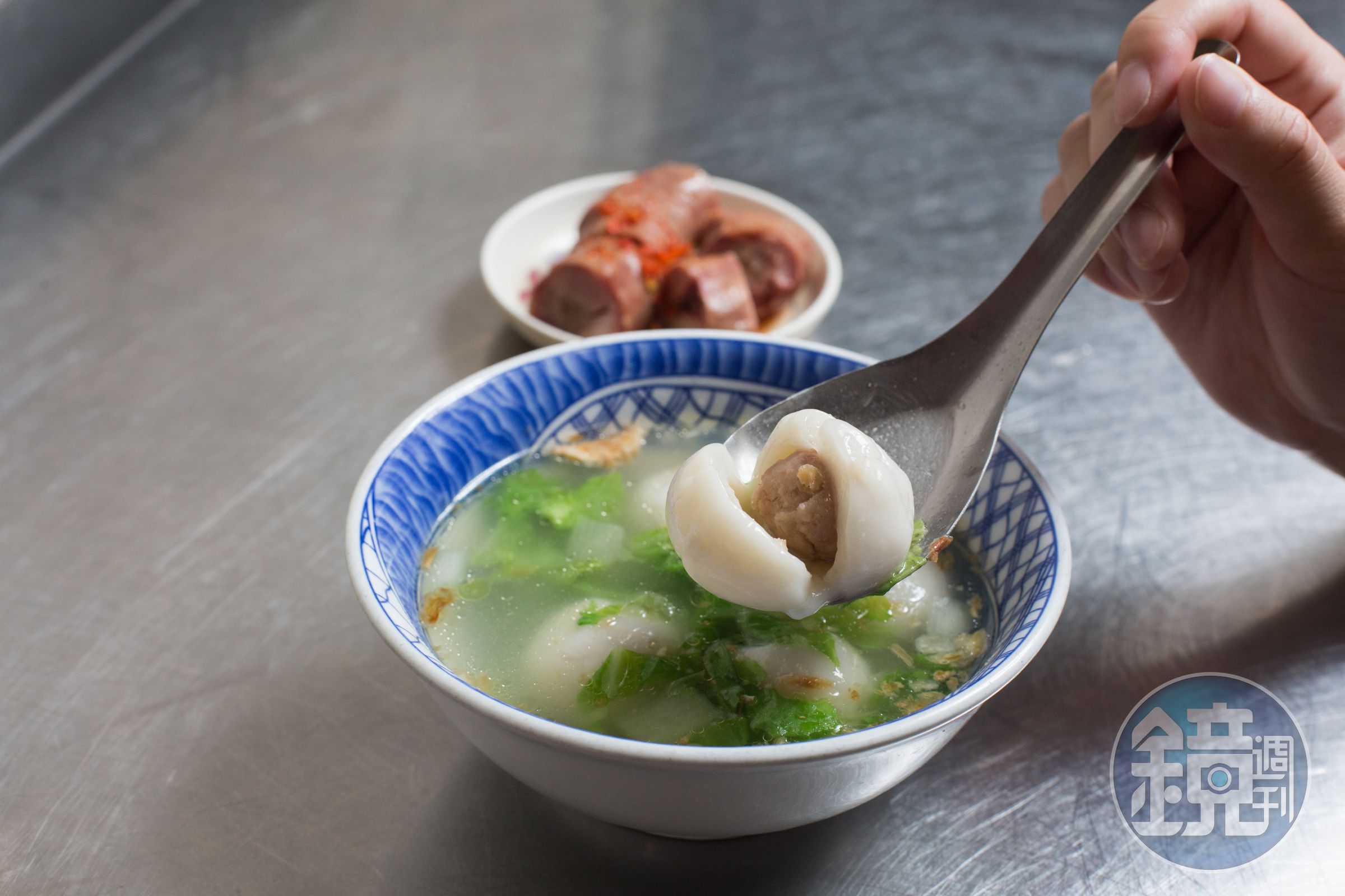 大觀圓鹹湯圓包入新鮮現打後腿肉，皮軟Q內餡鹹香，一口咬下還會流出汩汩肉汁。（50元／碗）