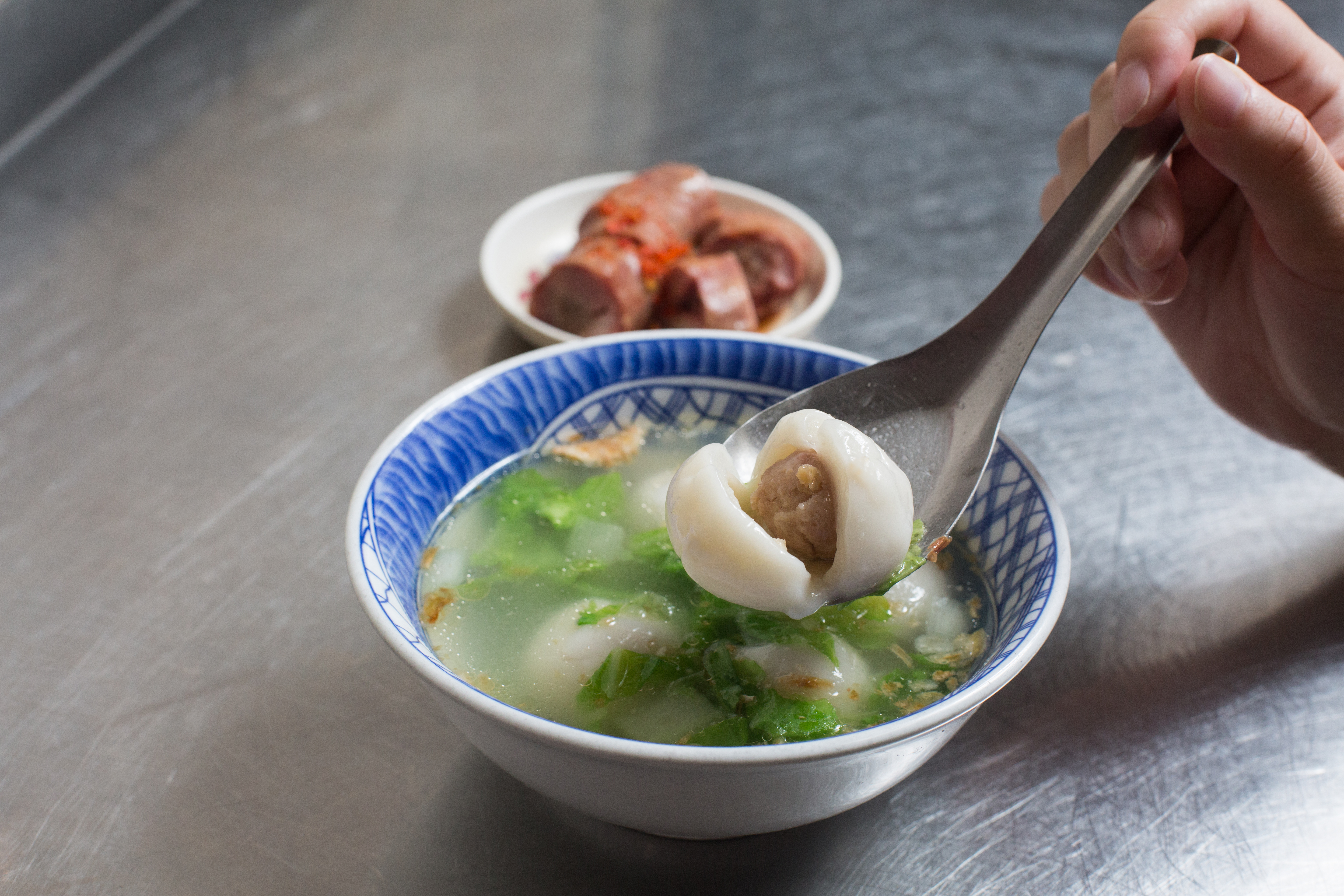 大觀圓鹹湯圓包入新鮮現打後腿肉，皮軟Q內餡鹹香，一口咬下還會流出汩汩肉汁。（50元／碗）