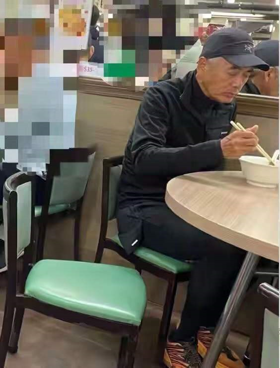 周潤發低頭享用湯麵，打扮相當休閒。（翻攝微博）