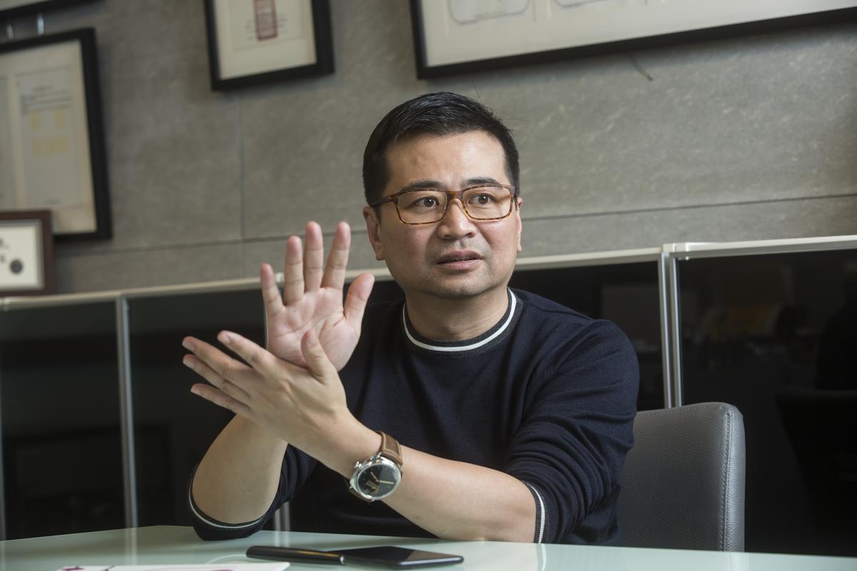 禾馨診所及慧智基因創辦人蘇怡寧被父親控訴棄養,他則回應遭到父親對自己整個生活的情緒勒索。