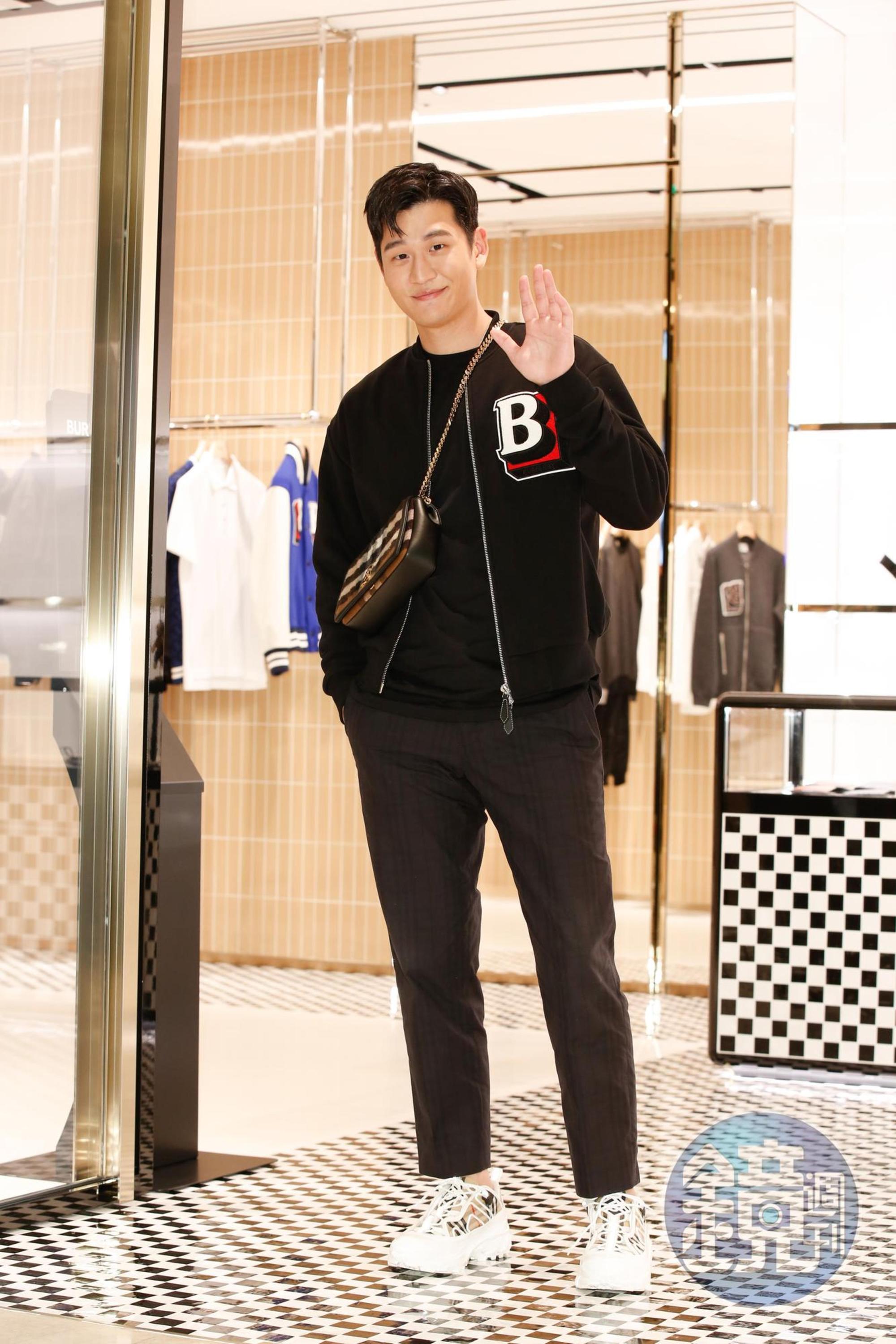 周興哲穿Burberry字母圖案飛行員外套（NT$37,500）、T恤（NT$18,900）、9分褲（NT$27,500），搭配喀什米爾小型Lola包（NT$69,000）。