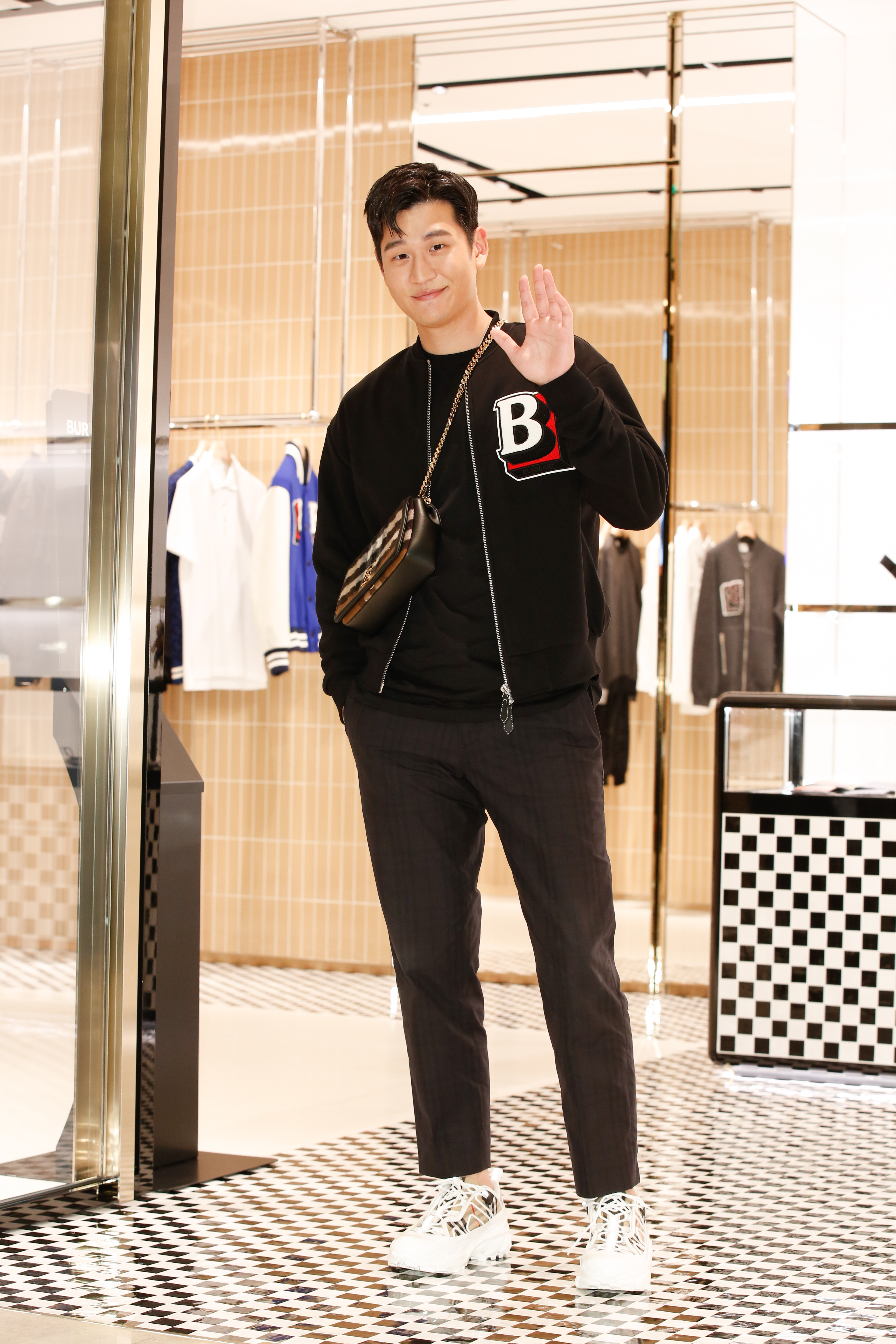 周興哲穿Burberry字母圖案飛行員外套（NT$37,500）、T恤（NT$18,900）、9分褲（NT$27,500），搭配喀什米爾小型Lola包（NT$69,000）。