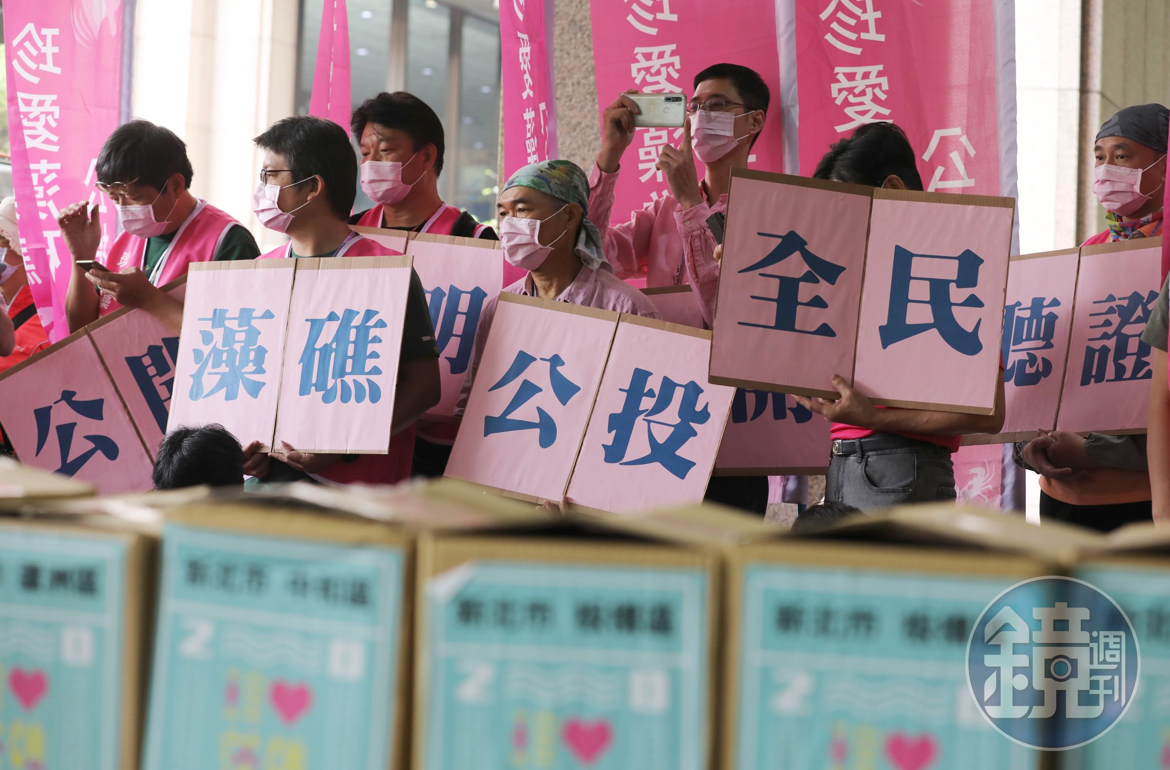 由潘忠政發起的「珍愛藻礁，三接遷址」公投一案，多個環團近日表態呼籲投下不同意票。