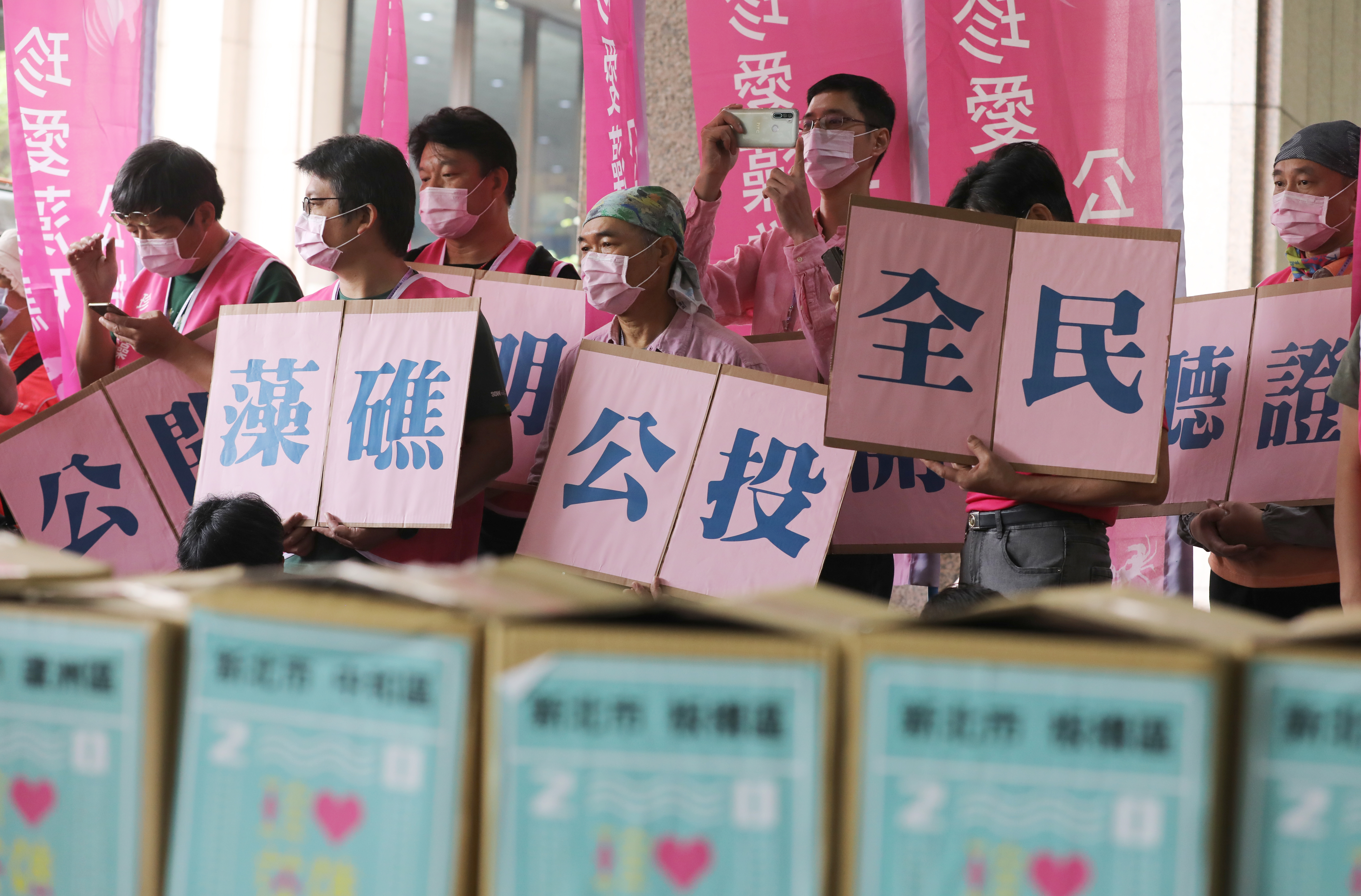 由潘忠政發起的「珍愛藻礁，三接遷址」公投一案，多個環團近日表態呼籲投下不同意票。