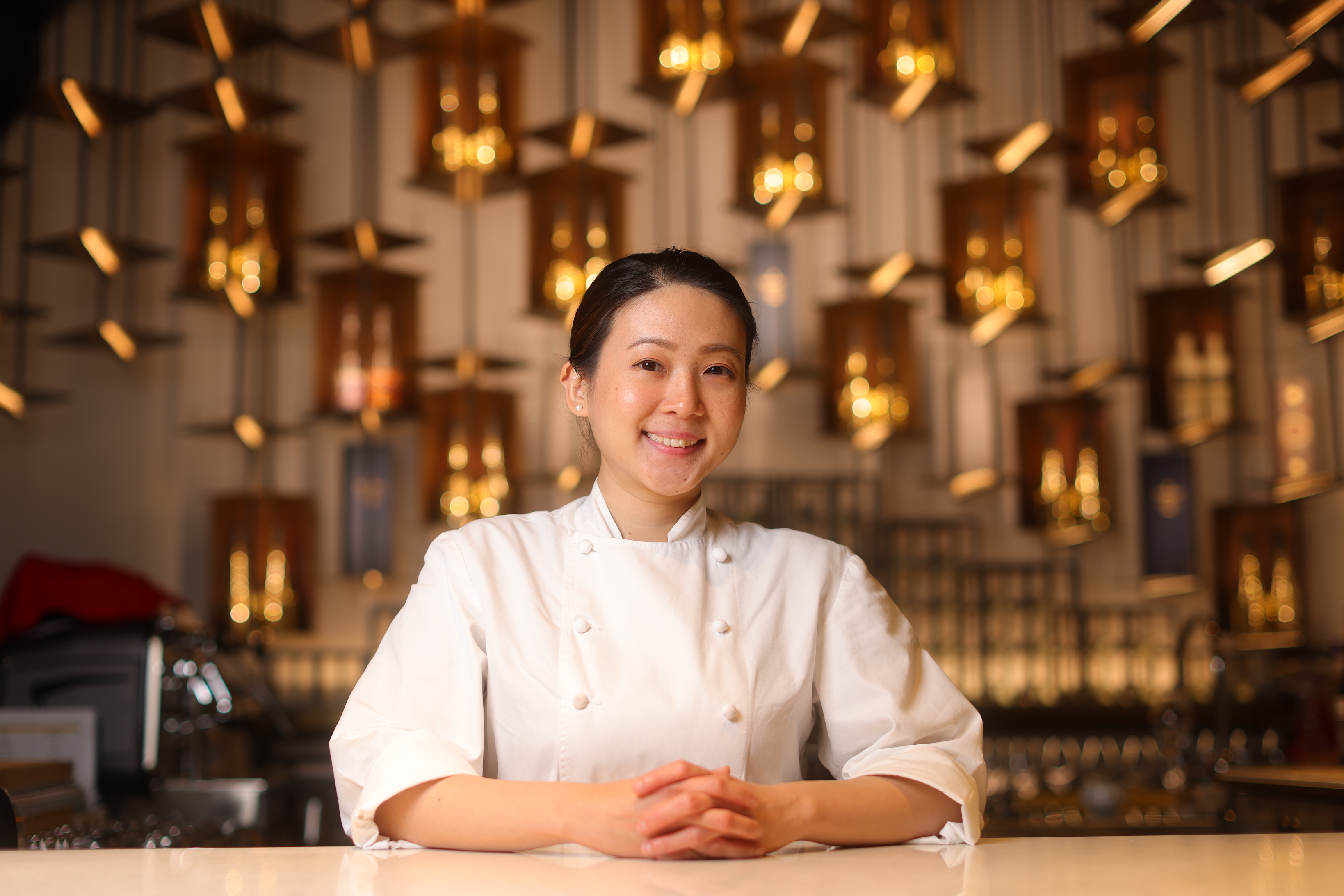 身為新加坡人的態芮甜點主廚賴思瑩（Angela），以台灣的生活經驗創作，獲得「2021亞洲50大最佳甜點主廚」的肯定。
