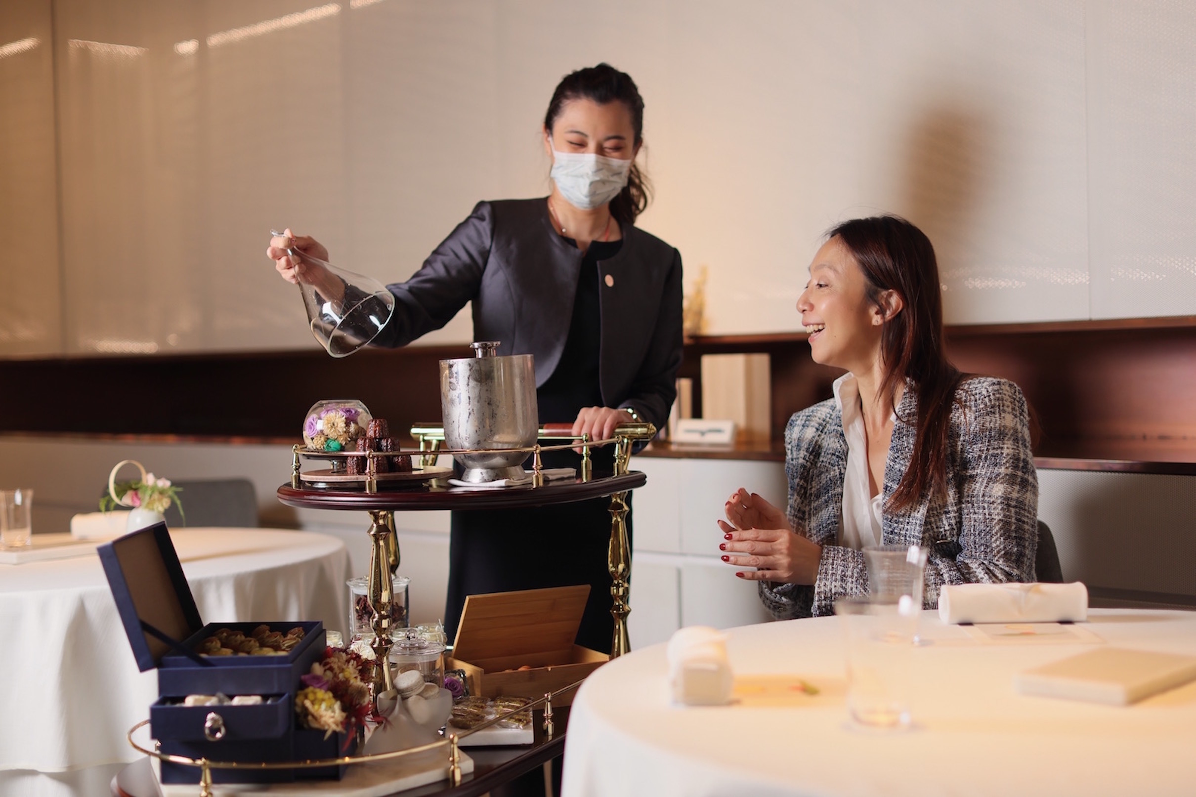 態芮搭配餐後咖啡、茶的甜點車，琳琅滿目令人興奮。