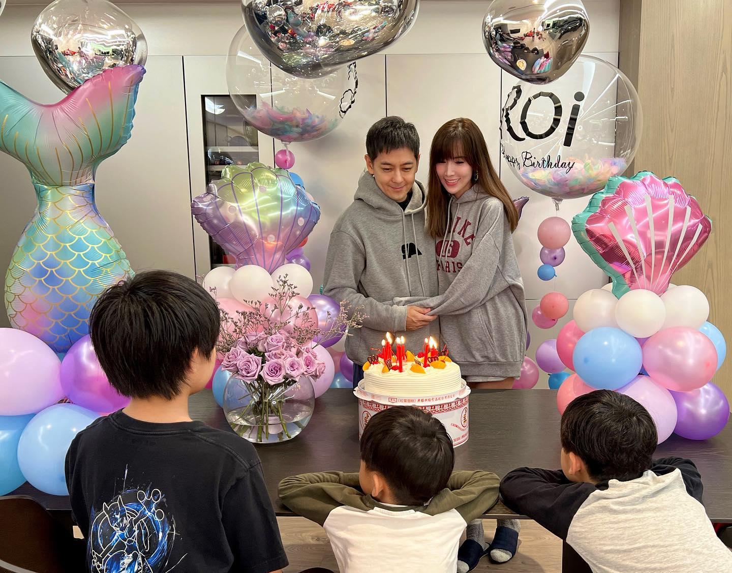 林志穎為愛妻陳若儀慶生，前面3顆頭頗為甜蜜。（翻攝自林志穎臉書）