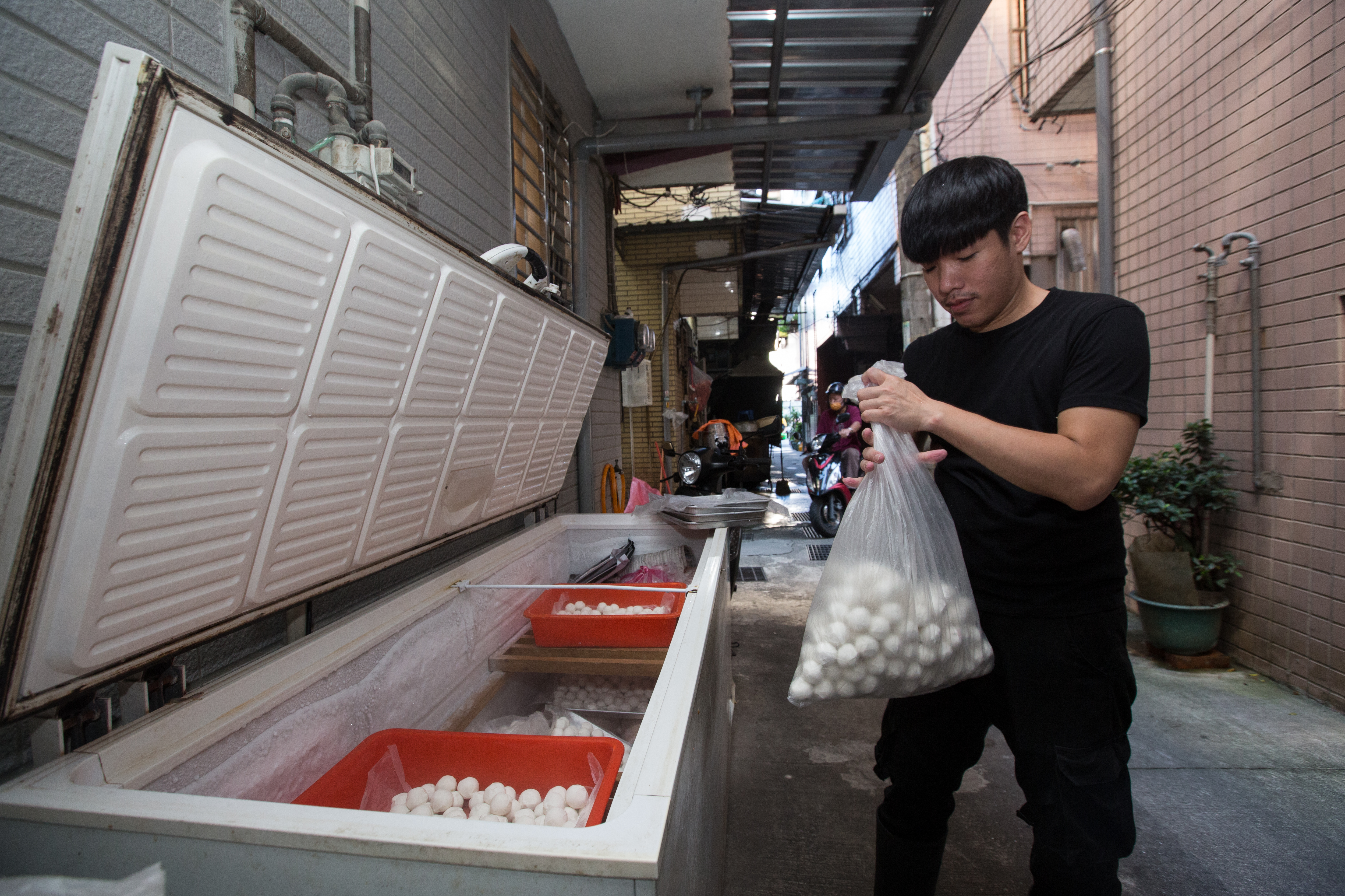 大觀圓被基隆市長封為「全台最好吃湯圓」，第三代劉冠佑在冬至前夕趕製湯圓。