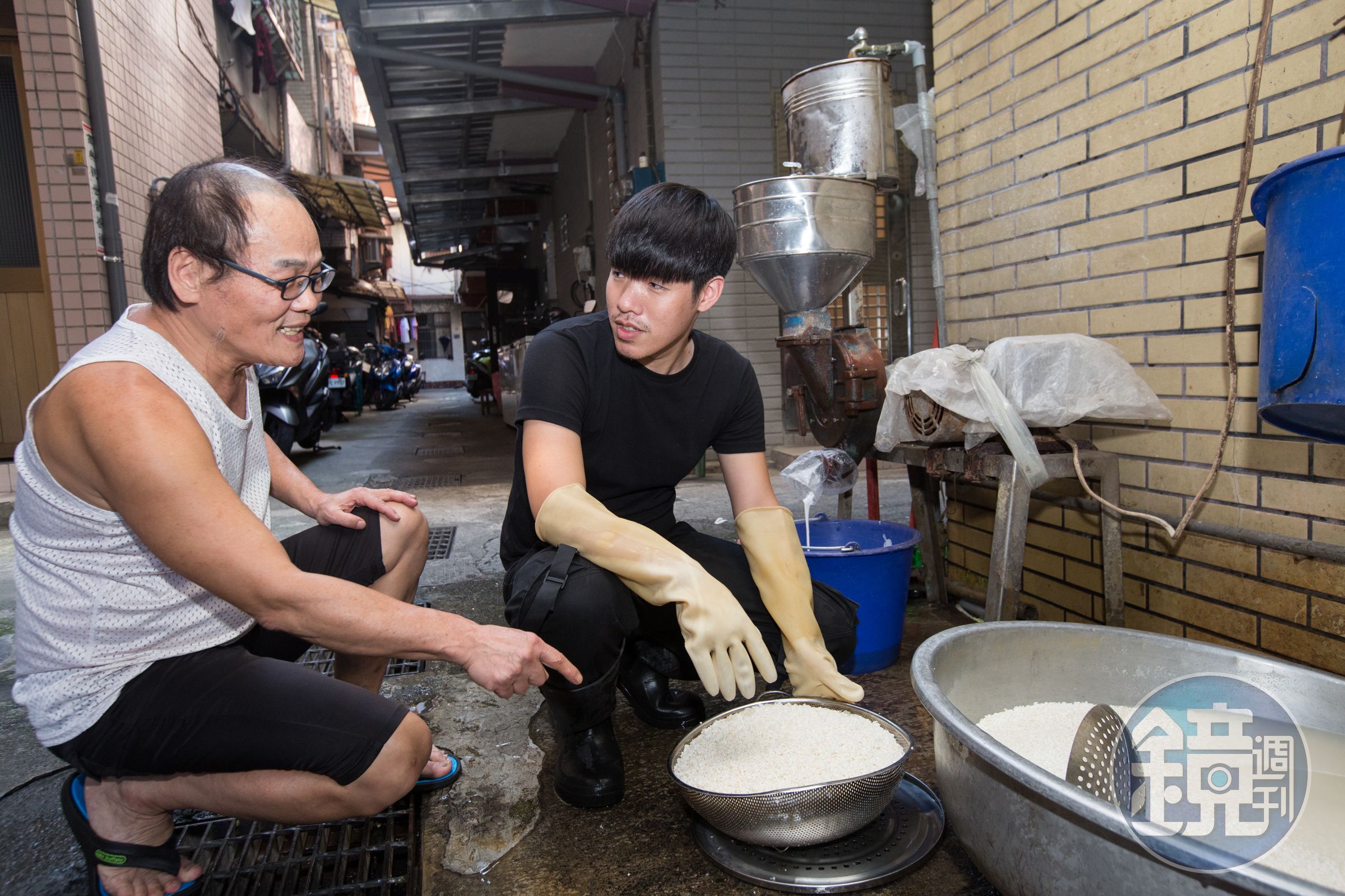 劉益煌（左）手把手教會獨子劉冠佑（右）做湯圓，他2年前正式退休，把家業交棒給兒子。