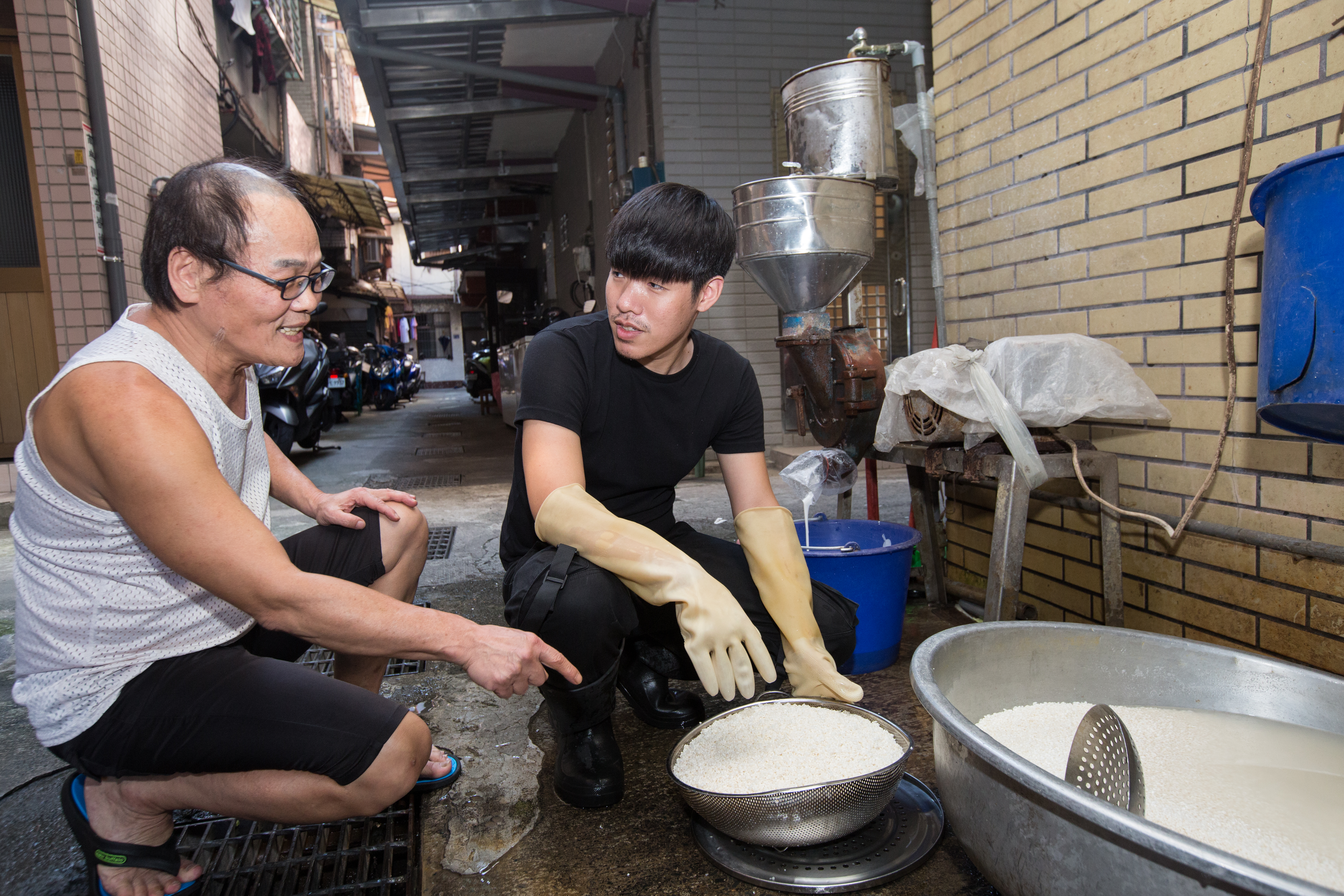 劉益煌（左）手把手教會獨子劉冠佑（右）做湯圓，他2年前正式退休，把家業交棒給兒子。