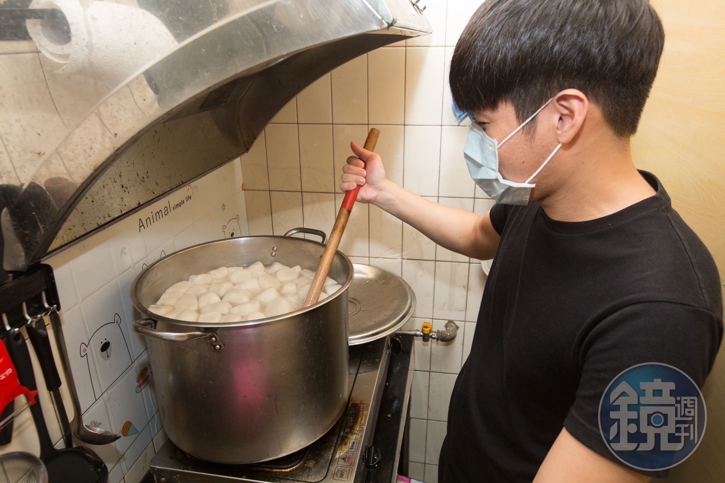 劉冠佑將脫水的米漿團煮成半透明狀的「粿婆」，再倒進粿粹裡一同攪拌，這是湯圓Q軟口感的關鍵，湯圓皮也比較不會裂開。