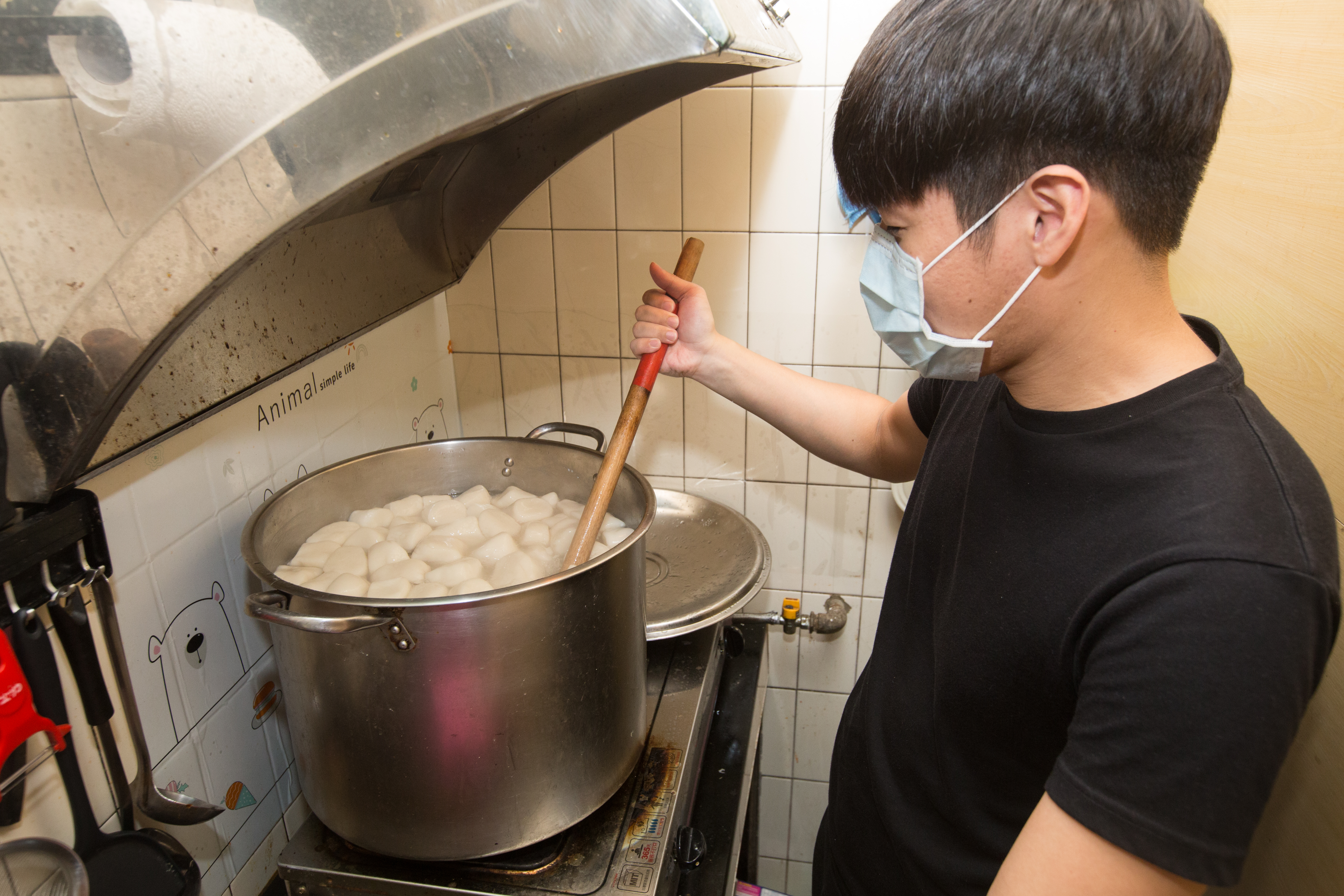 劉冠佑將脫水的米漿團煮成半透明狀的「粿婆」，再倒進粿粹裡一同攪拌，這是湯圓Q軟口感的關鍵，湯圓皮也比較不會裂開。