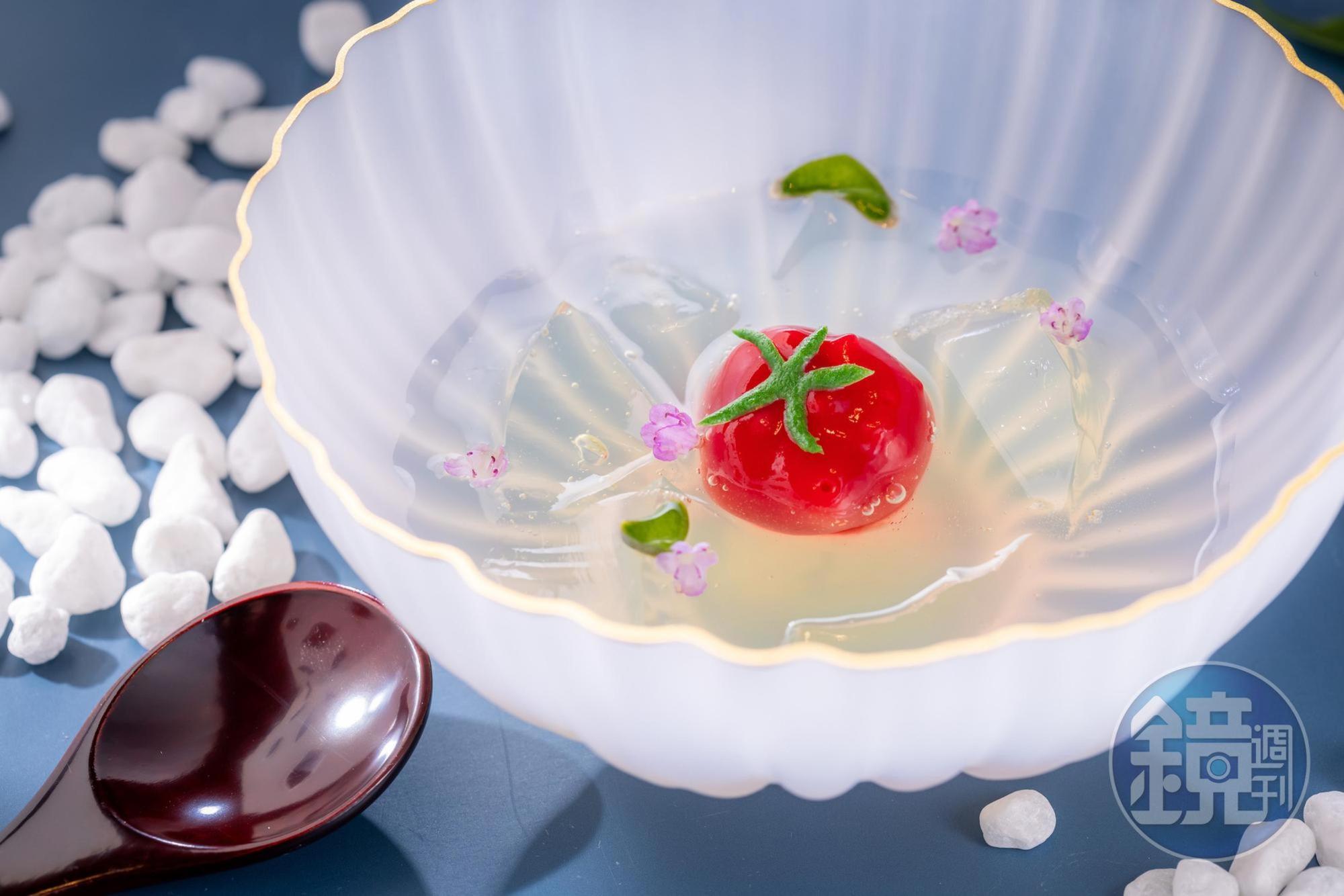 「番茄」將真正的番茄做成清湯凍，假番茄是覆盆子與草莓做成的冷湯球，少了澀味只存番茄濃縮的甘美。